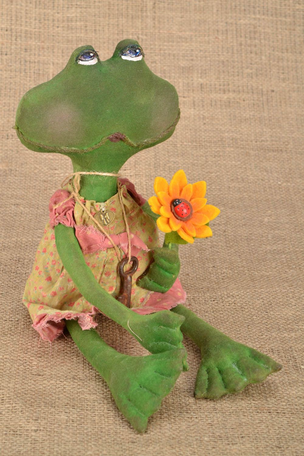 Мягкая игрушка ручной работы Жаба с цветком фото 1