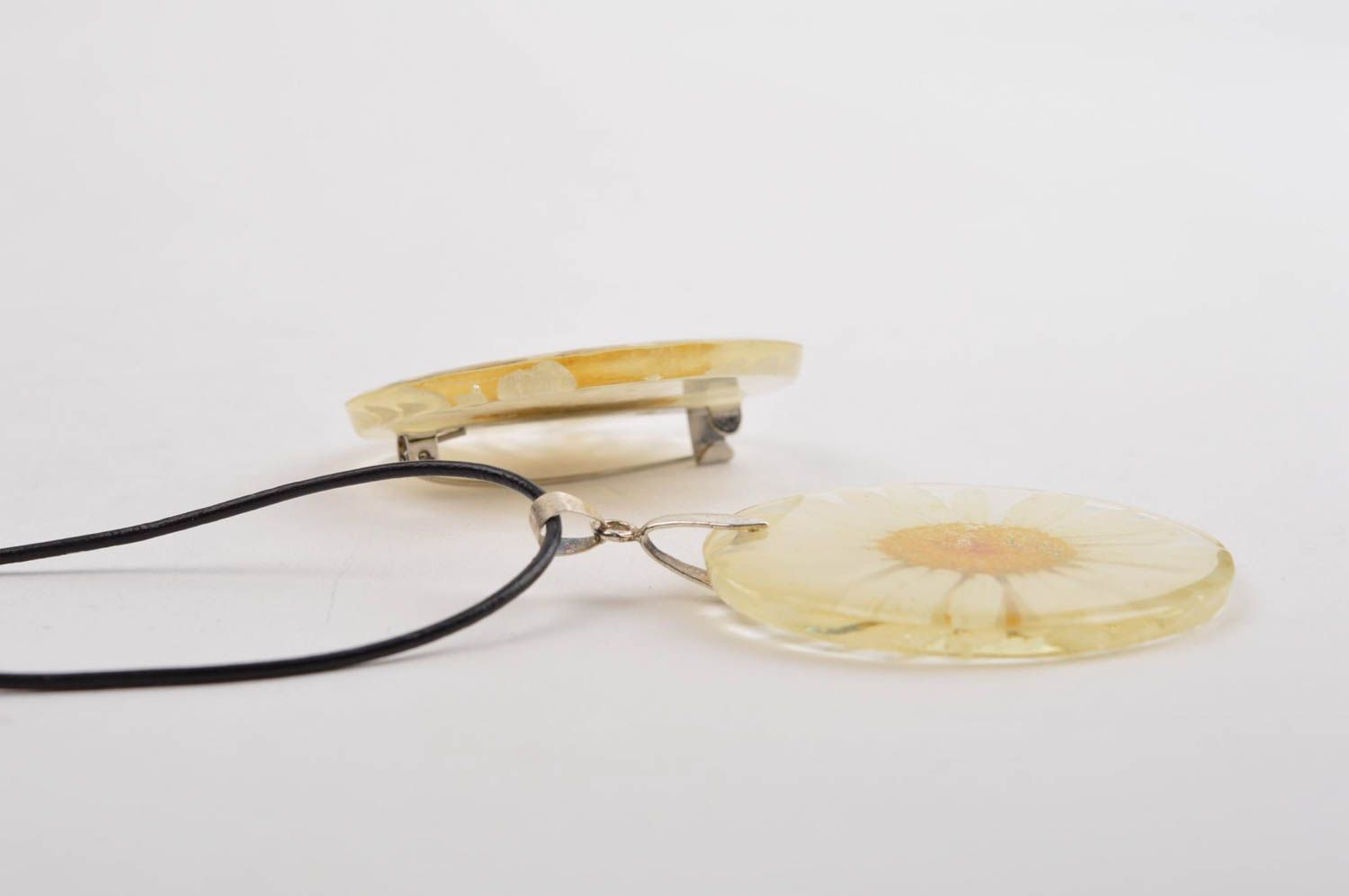 Epoxy resin jewelry handmade botanic brooch botanic pendant with dry flowers photo 3