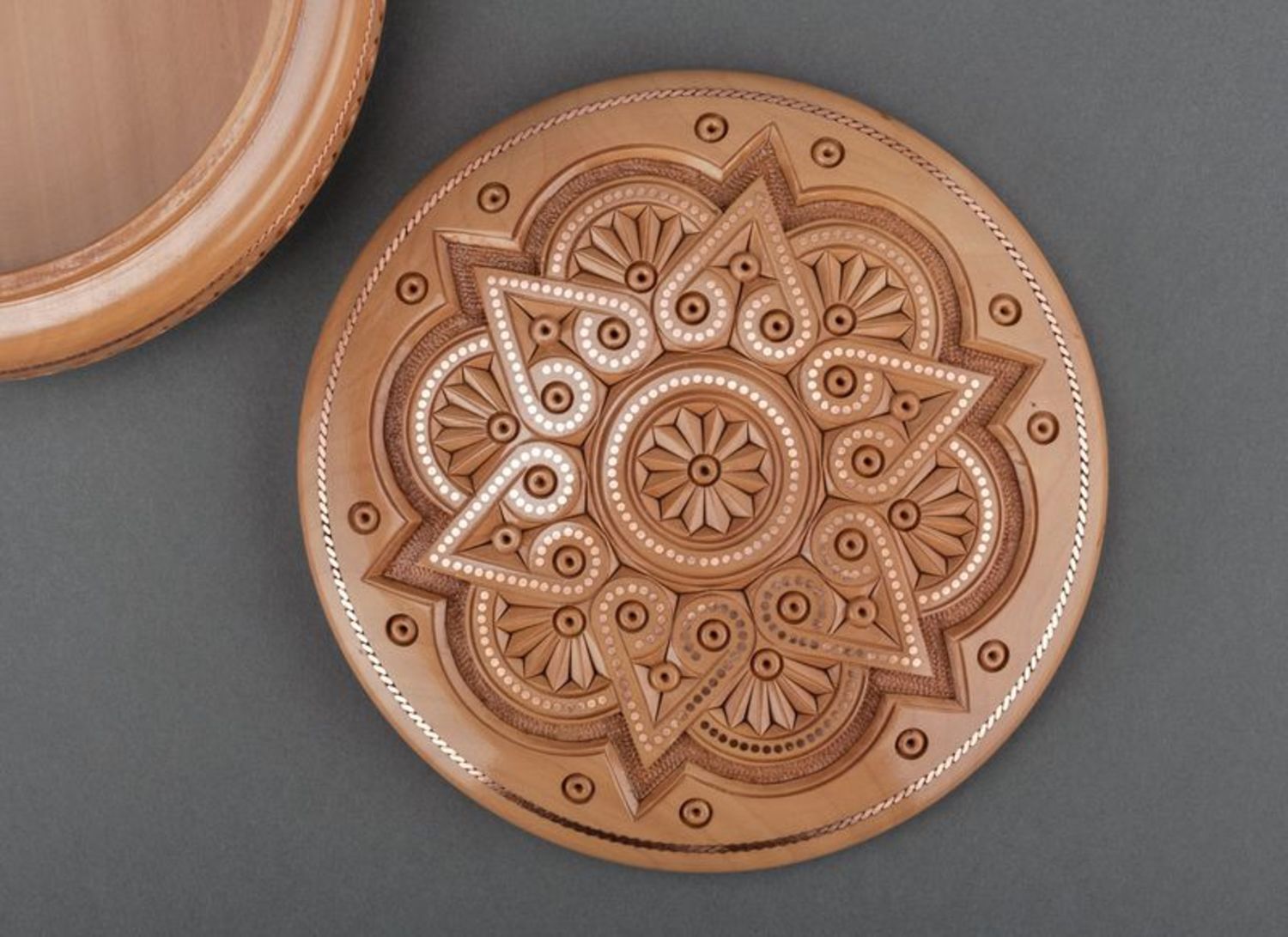 Round carved box with inlay photo 3