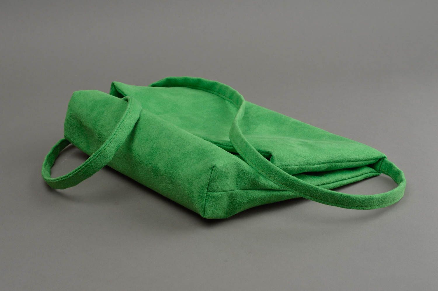 Зеленая сумка из искусственной замши ручной работы в виде свертка удобная фото 2