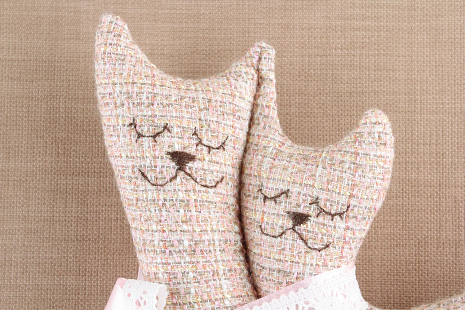 Brinquedo macio têxtil feito à mão de lã para decoração Casal de gatos foto 2