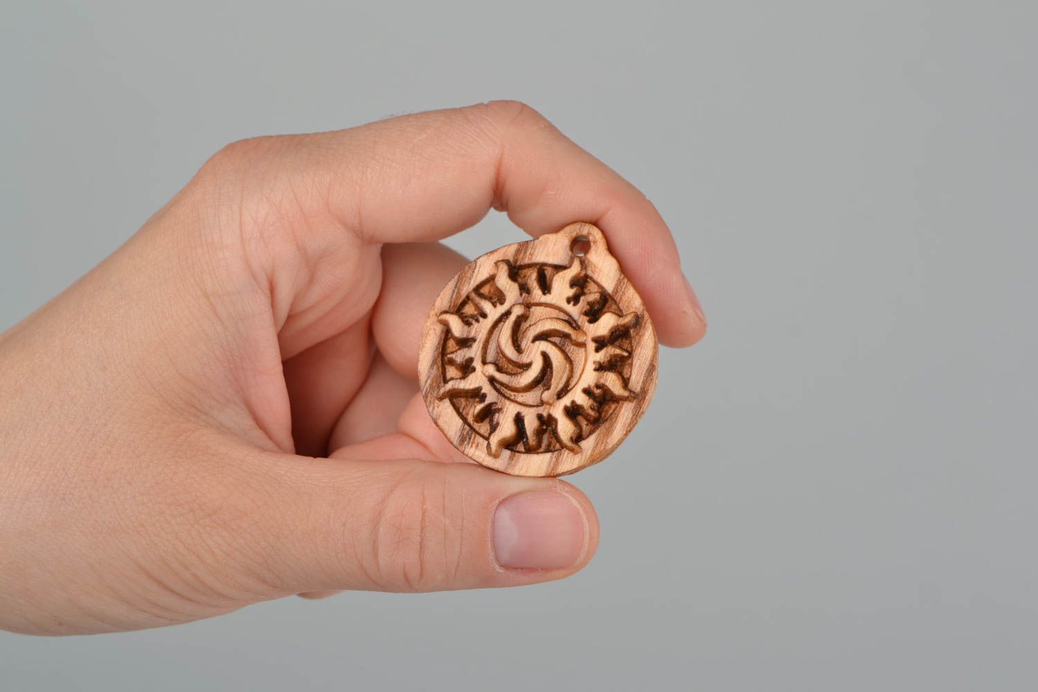 Amuleto protector colgante de madera de fresno artesanal con símbolo Rod redondo foto 2