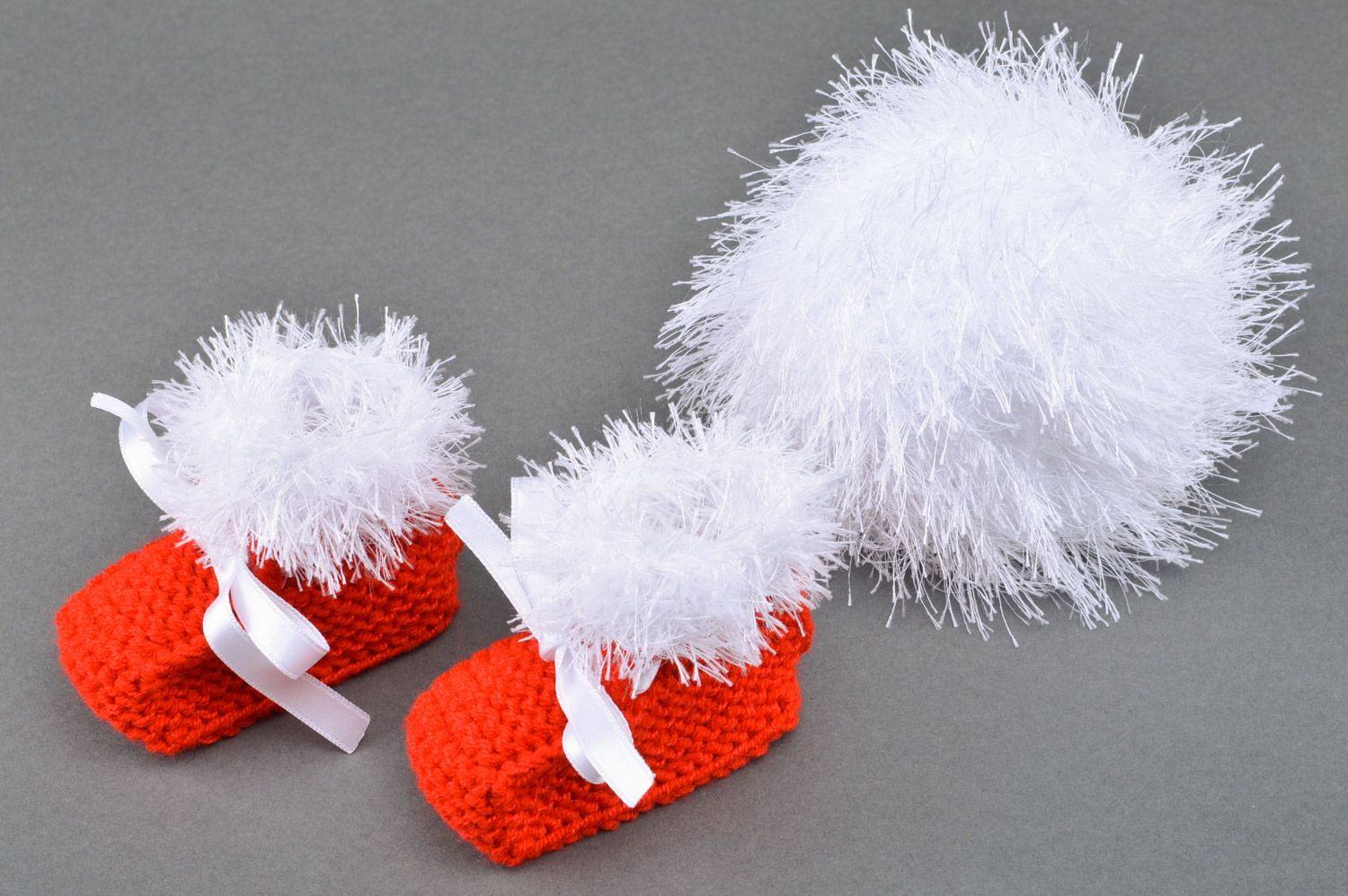 Chaussons pour bébé rouges et balle blanche tricotés aux aiguilles faits main photo 2