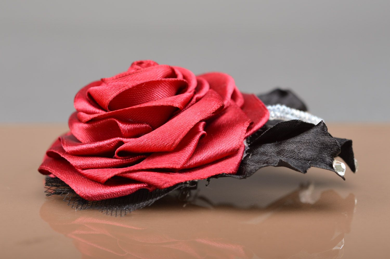 Брошь в виде розы из атласной ткани со стразами и бисером бордовая ручной работы фото 5