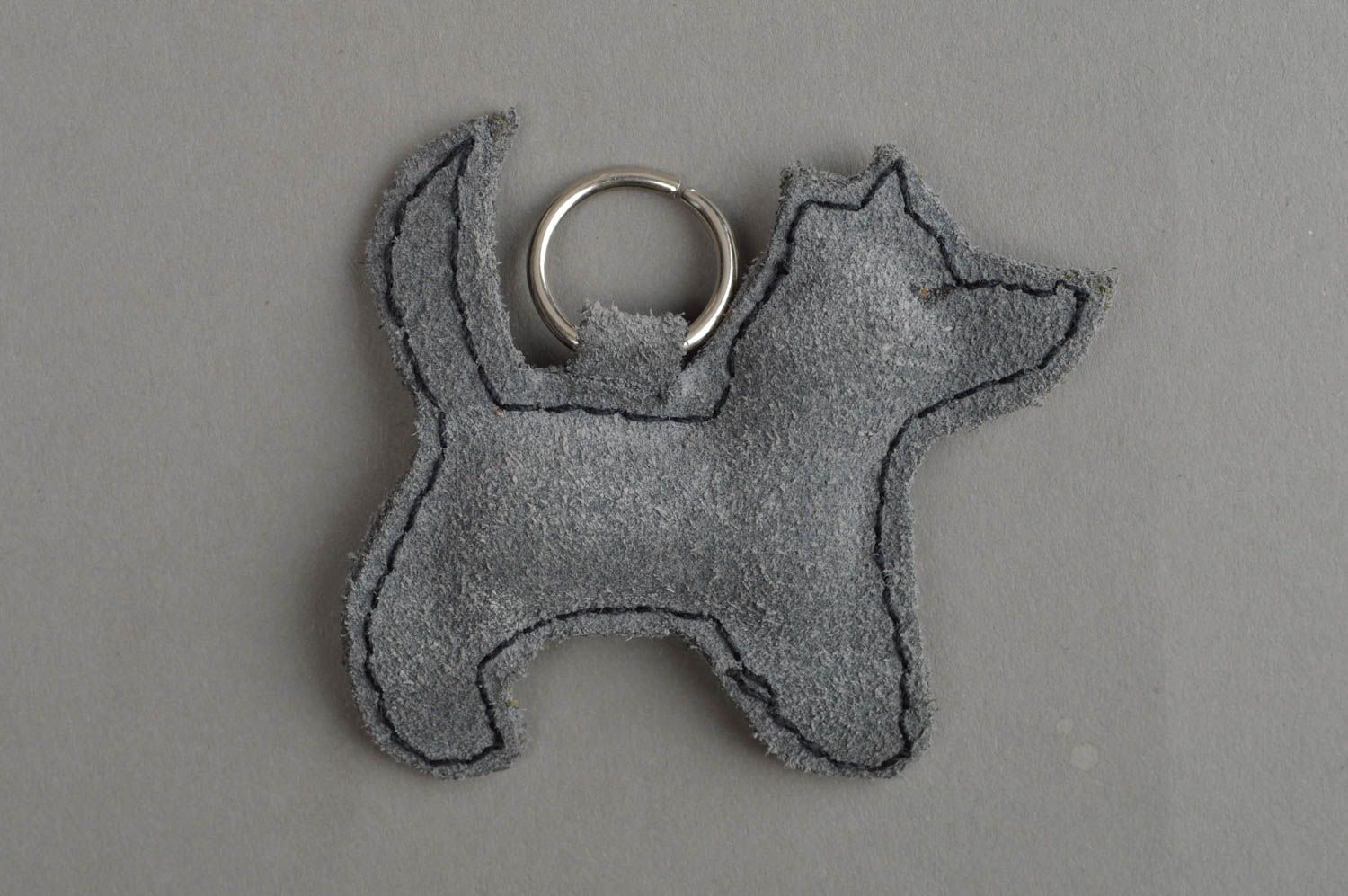 Porte-clés chien en cuir naturel gris fumée fait main accessoire design photo 2
