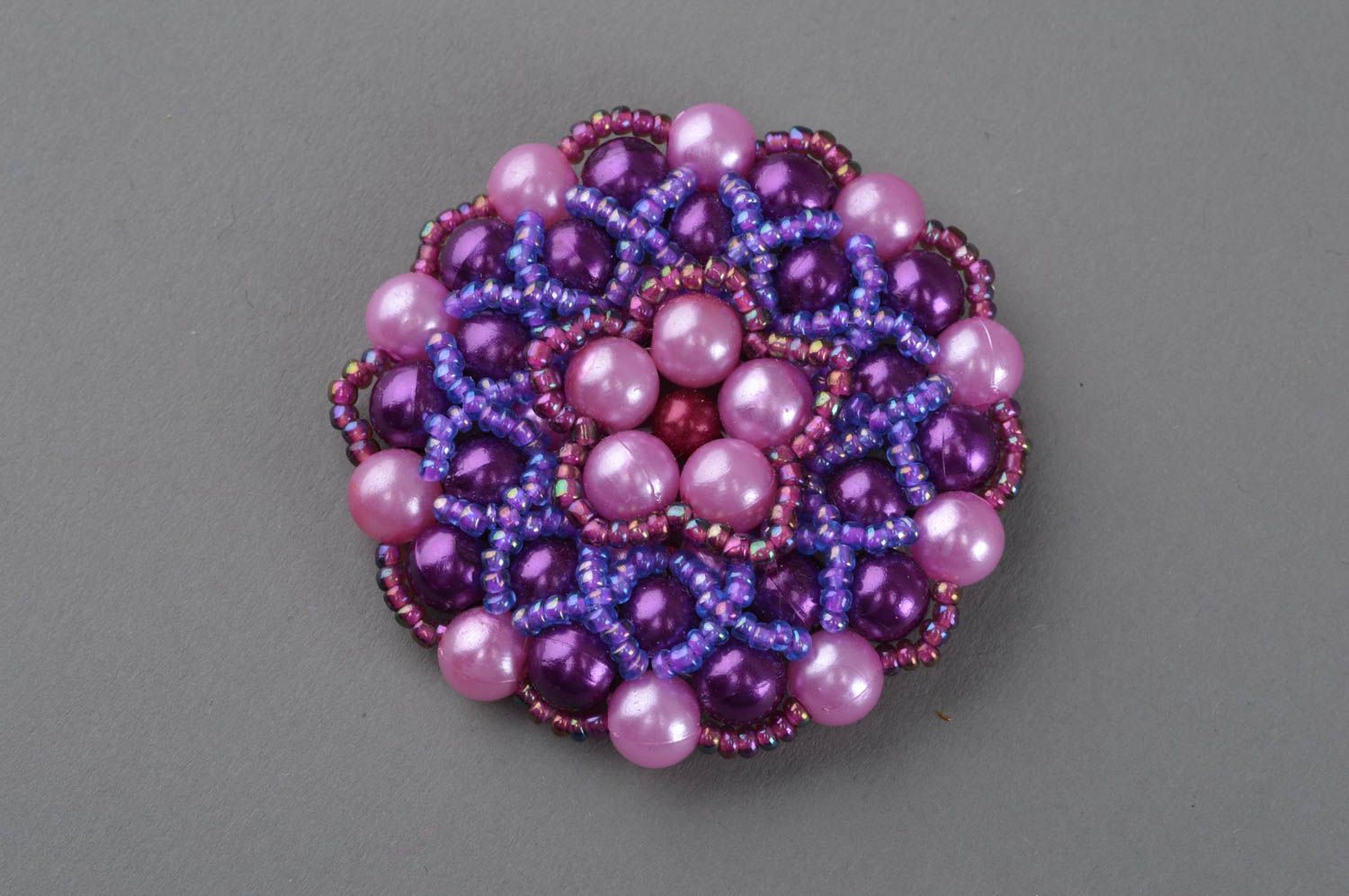 Broche violette ronde faite main en perles de rocaille et perles fantaisie photo 2