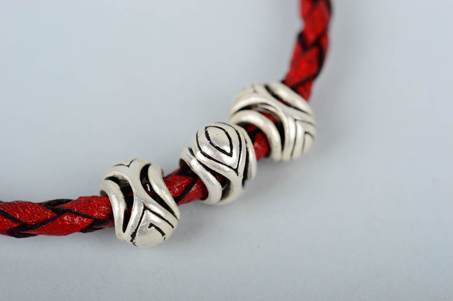 Бордовый кожаный браслет ручной работы украшение из кожи браслет на руку фото 4