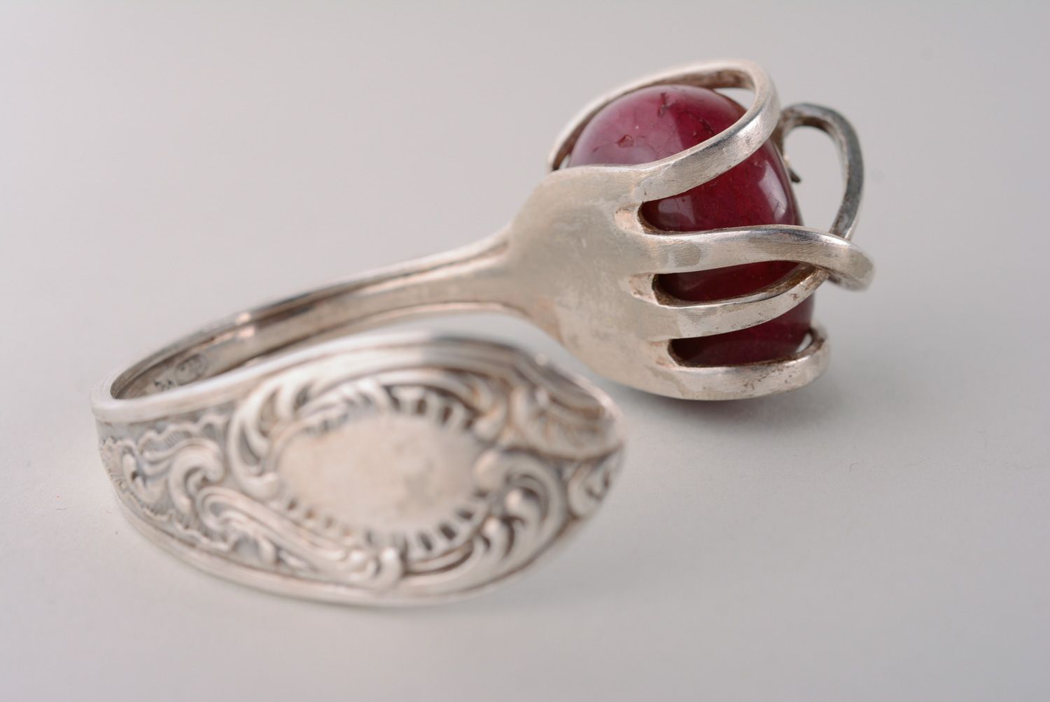 Bracelet en métal fait main design original avec pierre naturelle violette photo 4