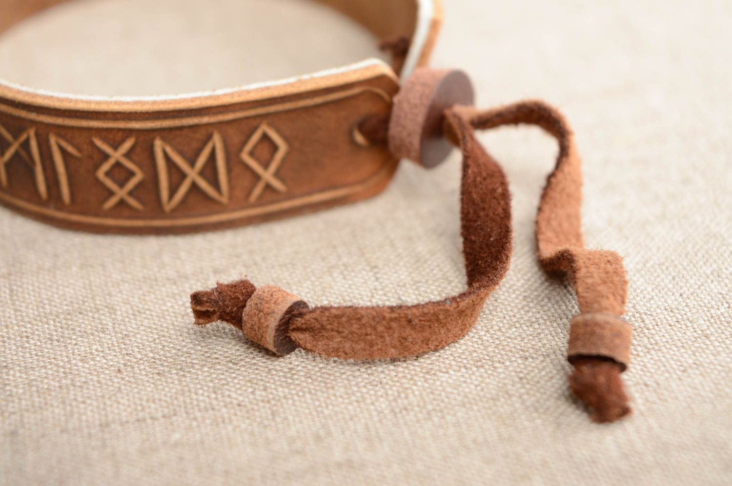 Bracelet en cuir naturel style ethnique fait main marron pour homme et femme photo 3