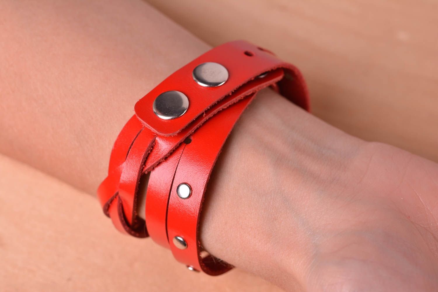 Bracelet cuir Bijou fait main de couleur rouge Accessoire femme cadeau photo 5