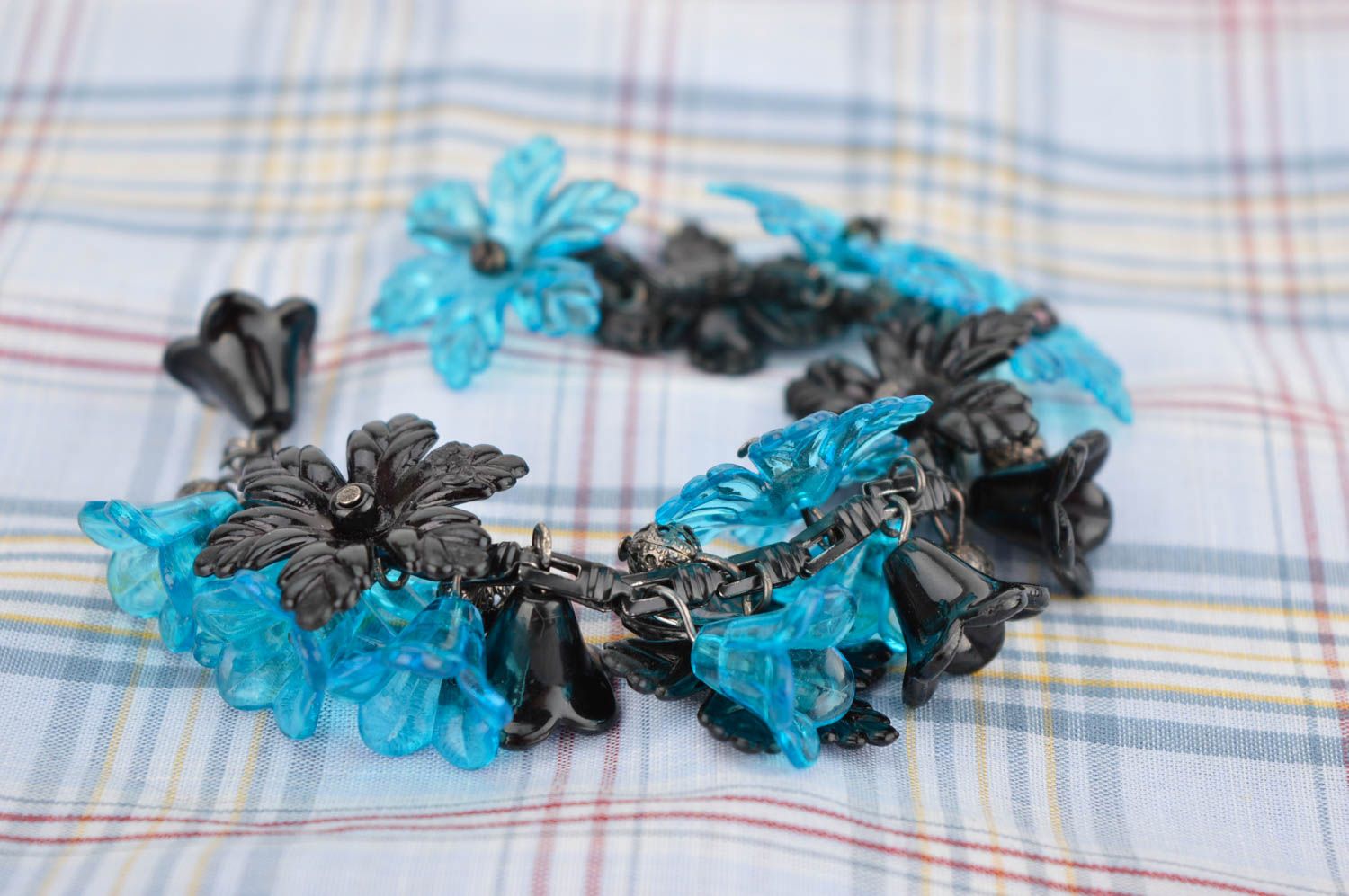 Bracelet plastique Bijou fait main avec fleurs bleu-noir Cadeau pour femme photo 1