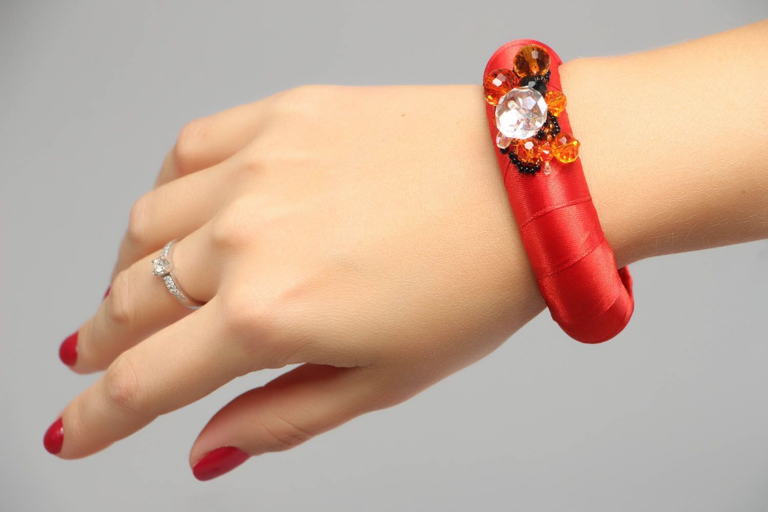 Bracelet rouge fait main avec cristal  photo 1