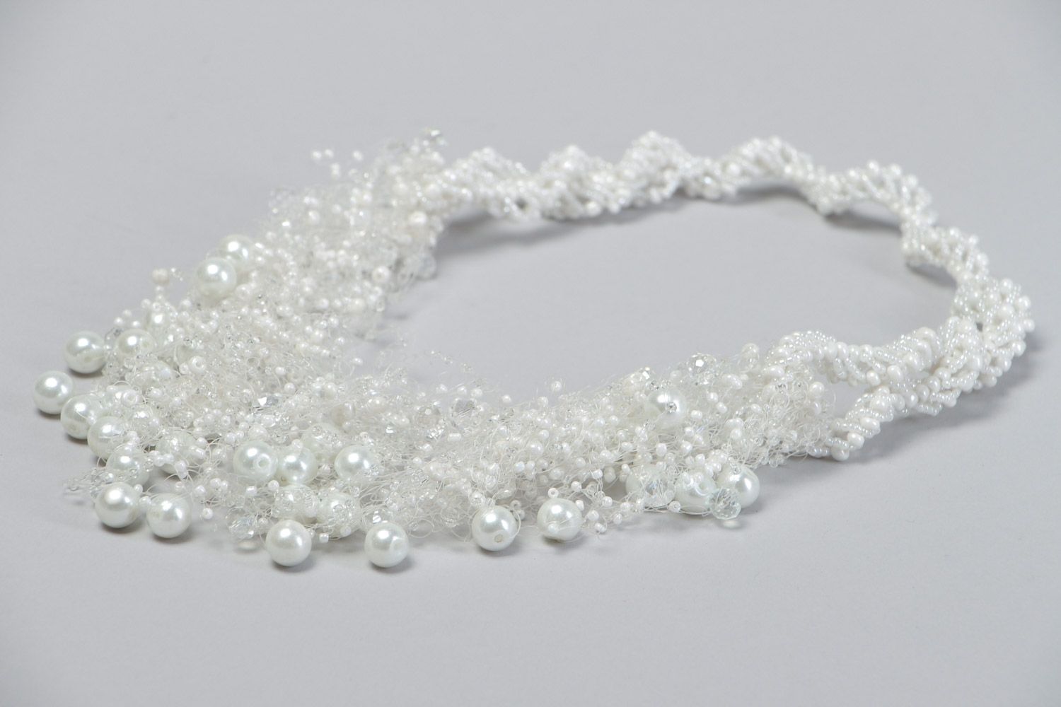 Ожерелье из бисера и бусин ручной работы белое красивое женское нарядное фото 3