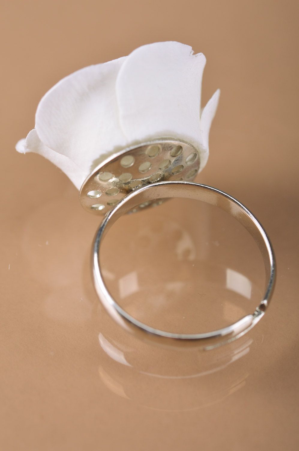 Белое кольцо в виде цветка из полимерной глины ручной работы объемное нарядное фото 4