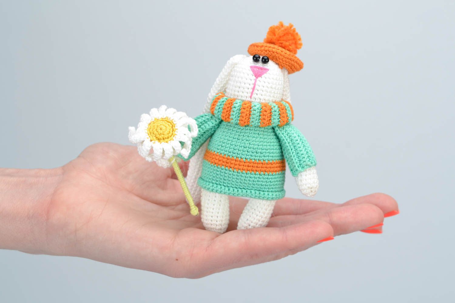Вязаная игрушка заяц с цветком небольшого размера цветной милый ручная работа фото 2