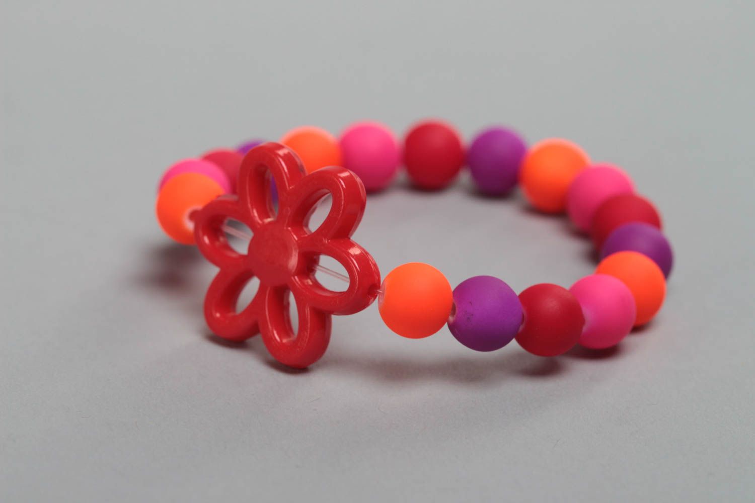 Браслет из пластиковых бусин ручной работы для девочки разноцветный с цветком фото 2