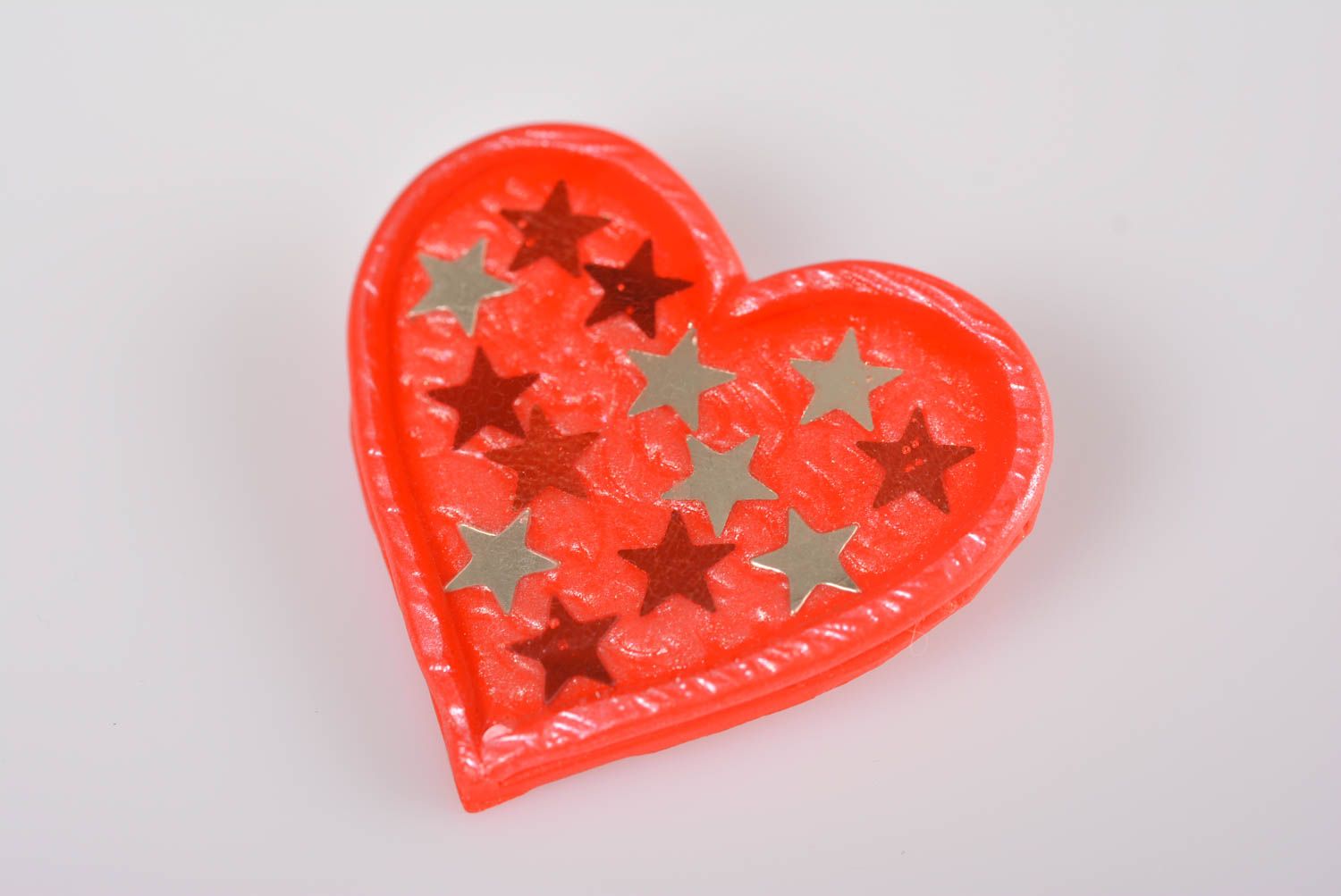 Broche original artesanal de arcilla polimérica con forma de corazón rojo  foto 5