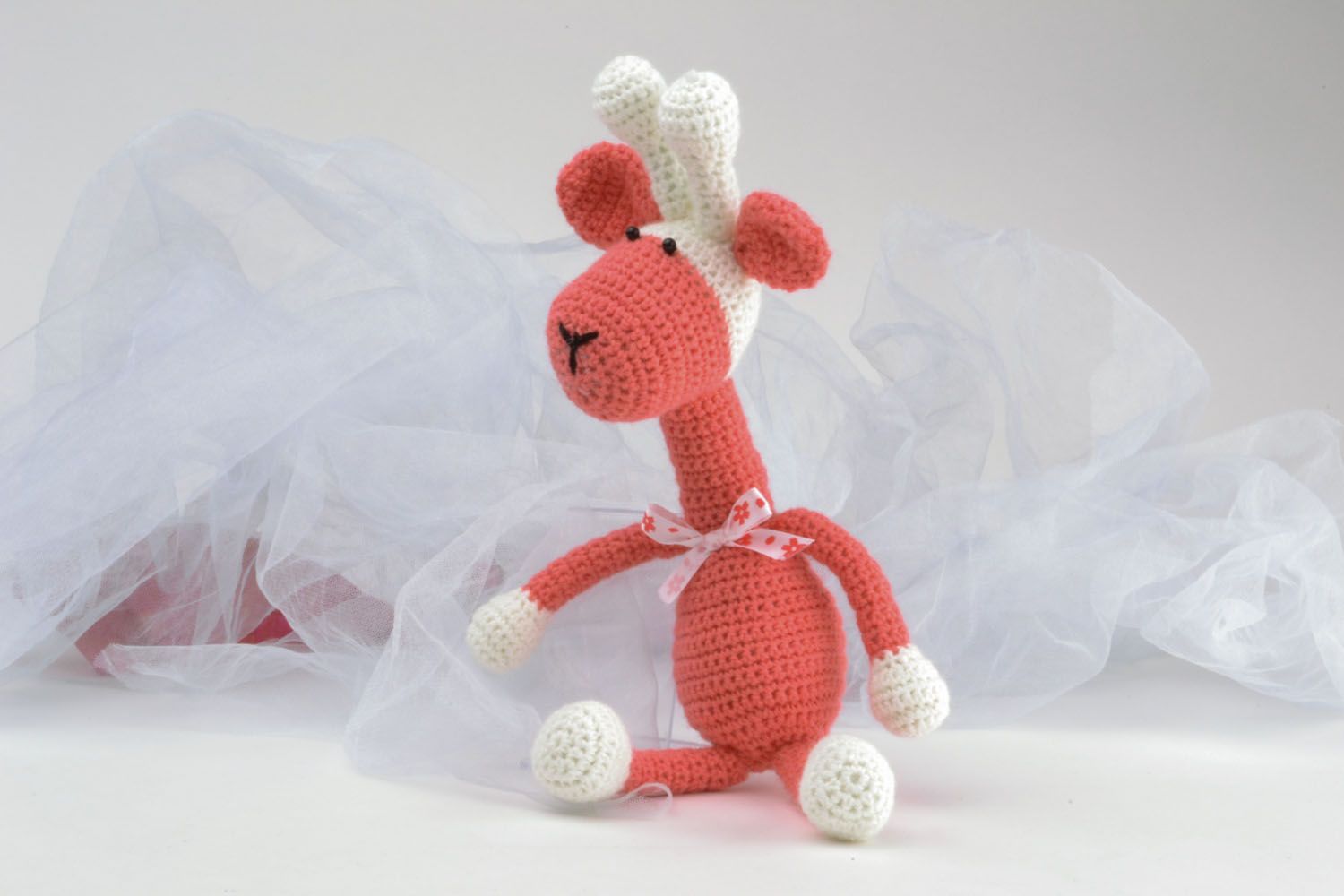Brinquedo tricotado com gancho Girafa de cor rosa foto 1