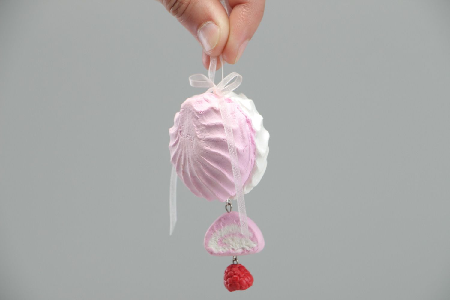 Petite décoration à suspendre en pâte polymère rose guimauve faite main photo 4