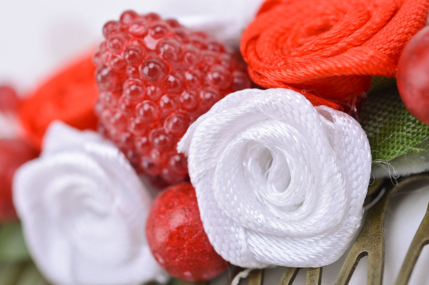 Заколка гребень для волос с цветами из лент и ягодами ручной работы красная с белым фото 4