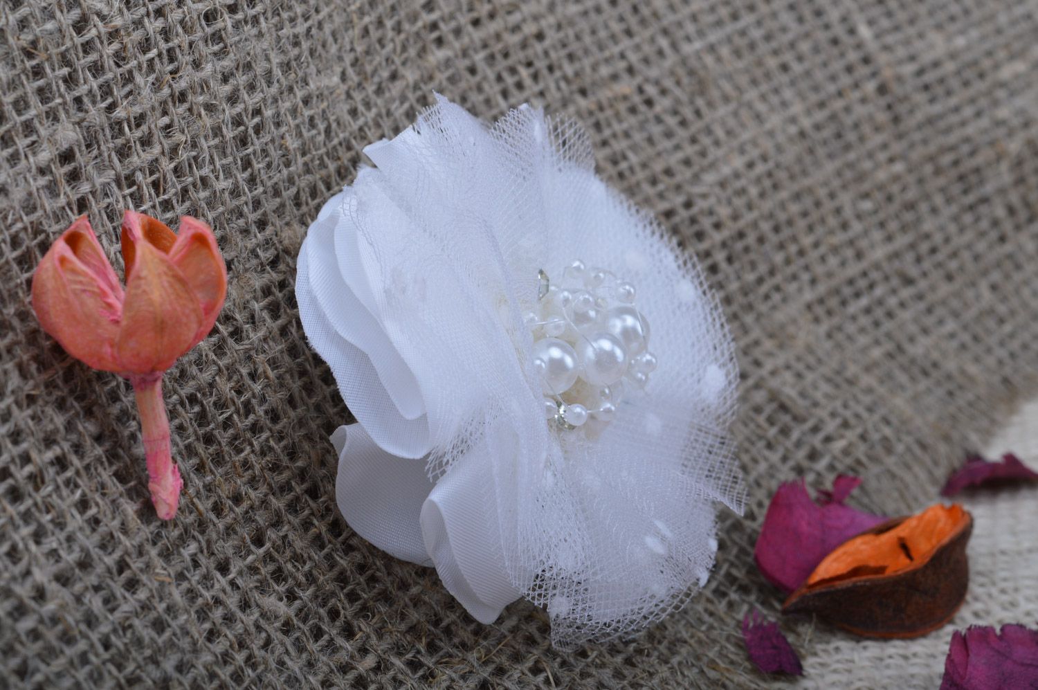 Pinza de tela con tul y cuentas blanca elegante artesanal con forma de flor foto 1