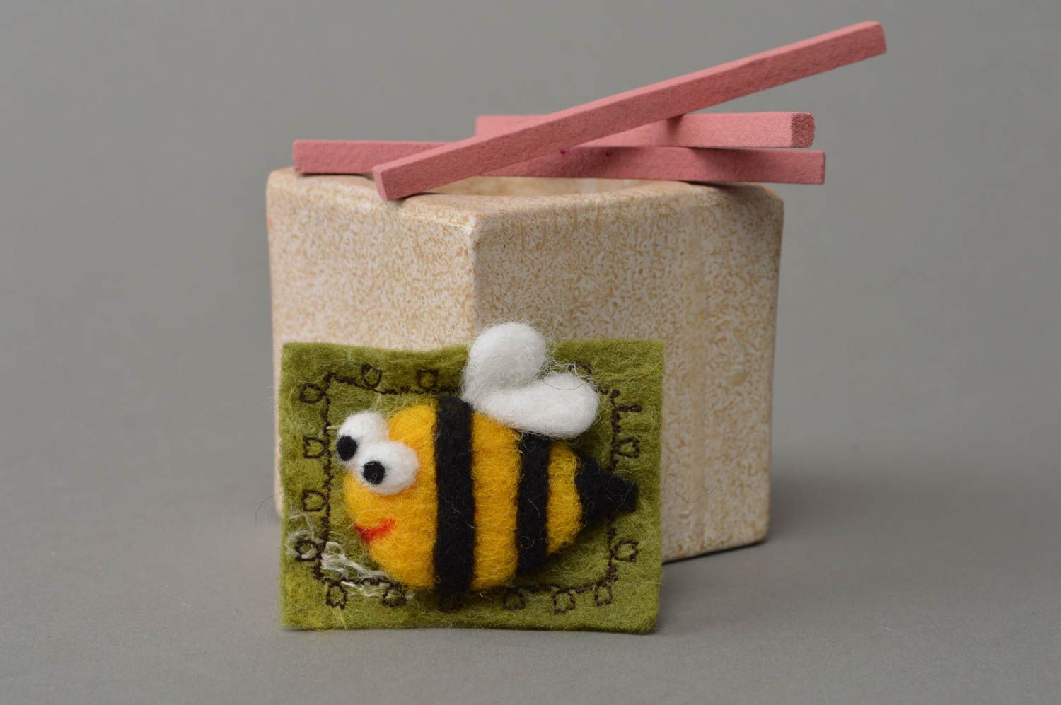 Магнит на холодильник для детей из шерсти маленький с пчелкой ручная работа фото 1