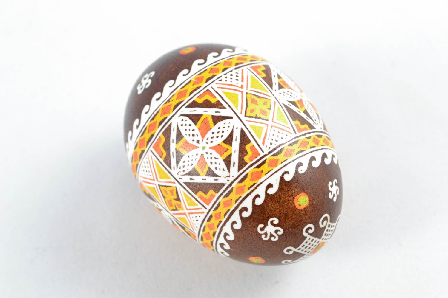 Oeuf décoratif de Pâques avec symboles sacraux photo 5