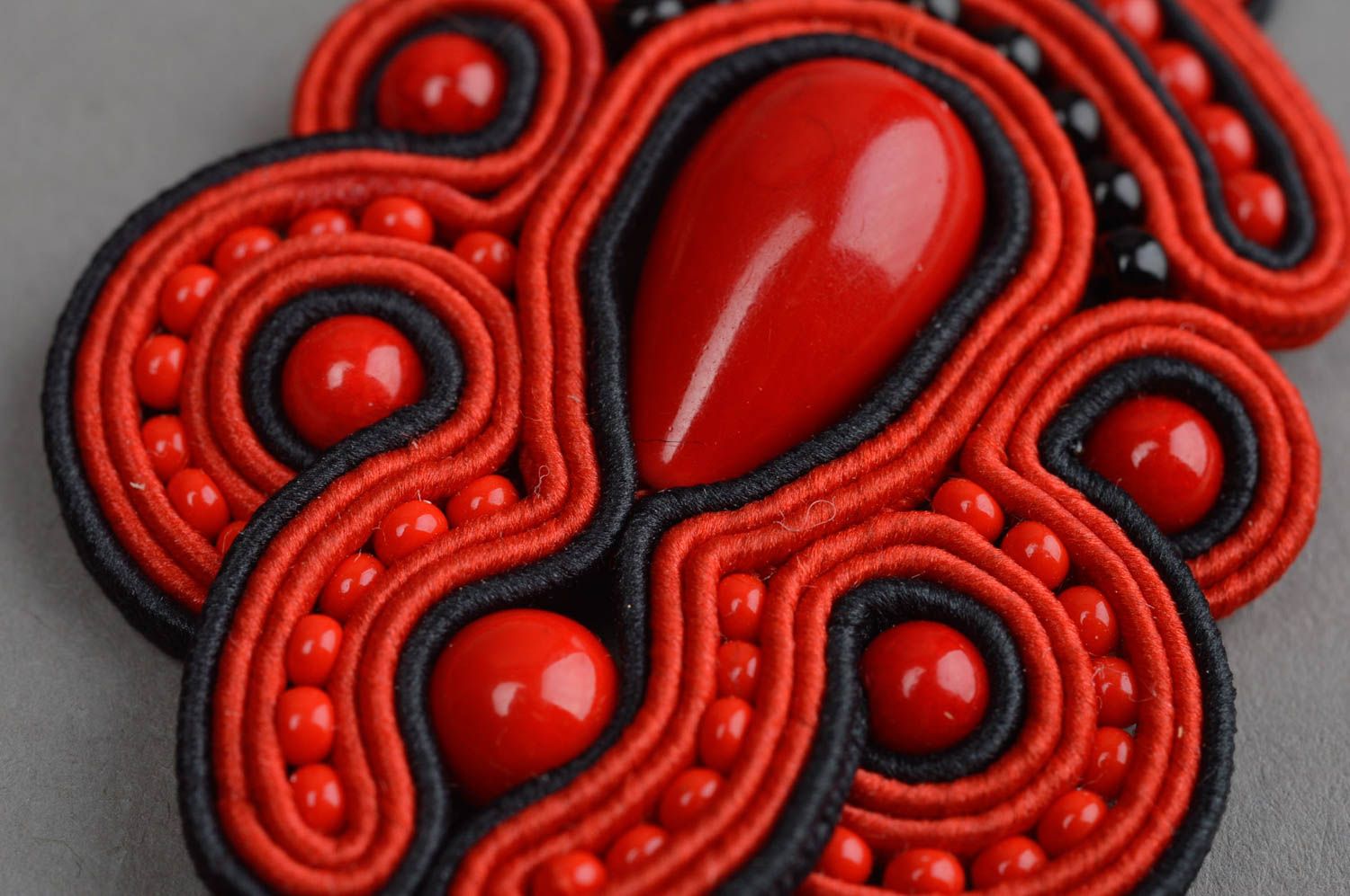 Boucles d'oreilles soutache faites main rouges avec perles en plastique photo 5