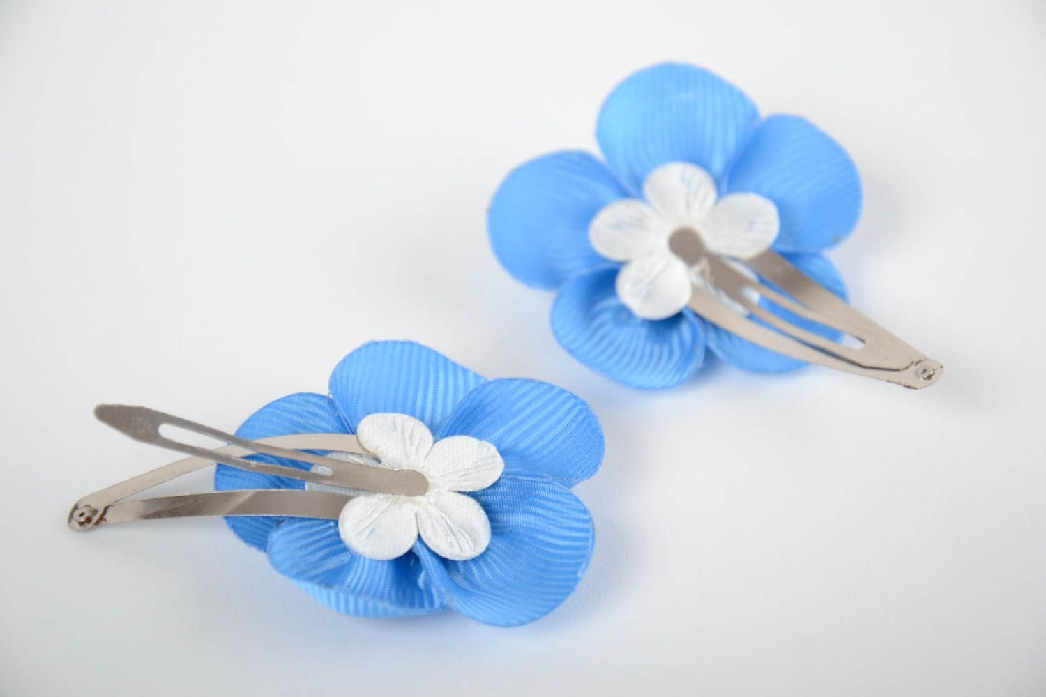 Pinces à cheveux fleurs bleues rubans satin 2 pièces faites main pour fillette photo 3