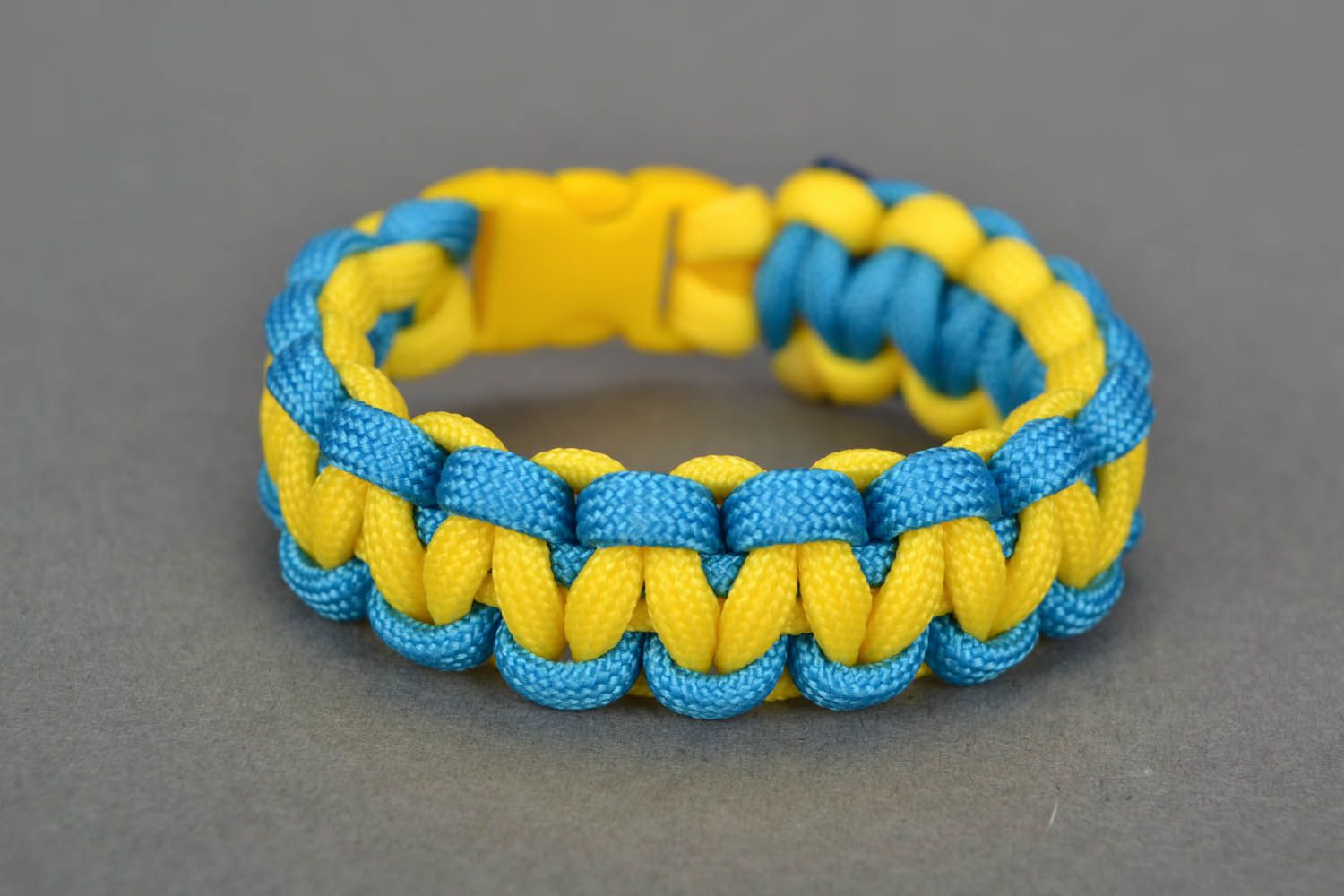 Bracelet en paracorde jaune et bleu fait main photo 2