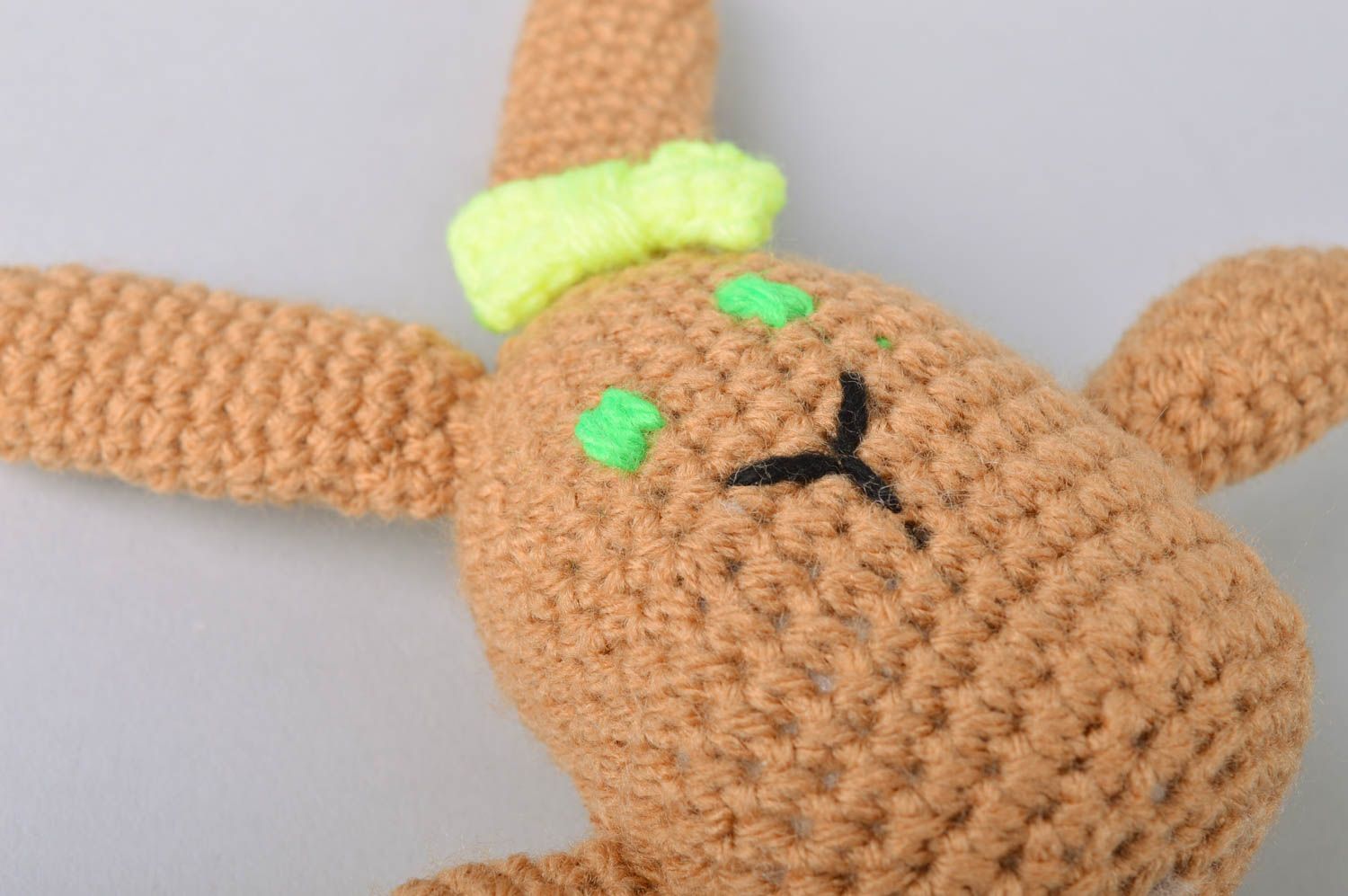 Jouet tricoté original fait main petit pour enfant en forme de lapin brun photo 5