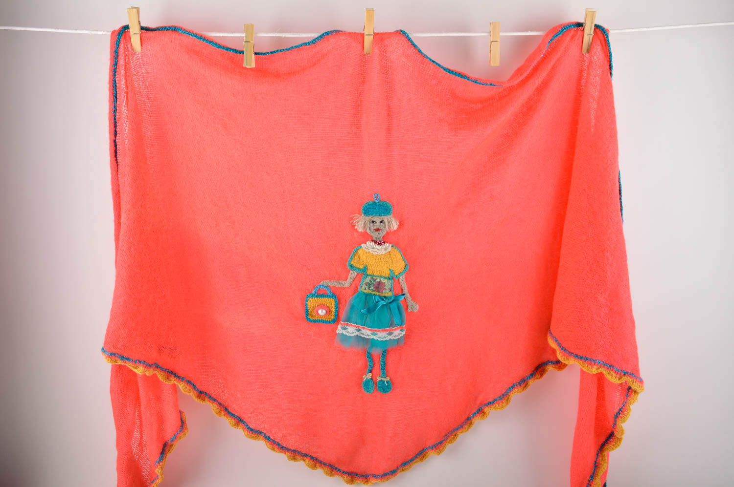 Женский платок ручной работы вязаная шаль женская накидка розовая с куклой фото 1