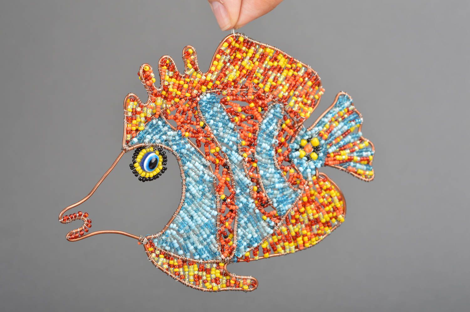 Настенная подвеска из бисера ручной работы интерьерное украшение в виде рыбы фото 3