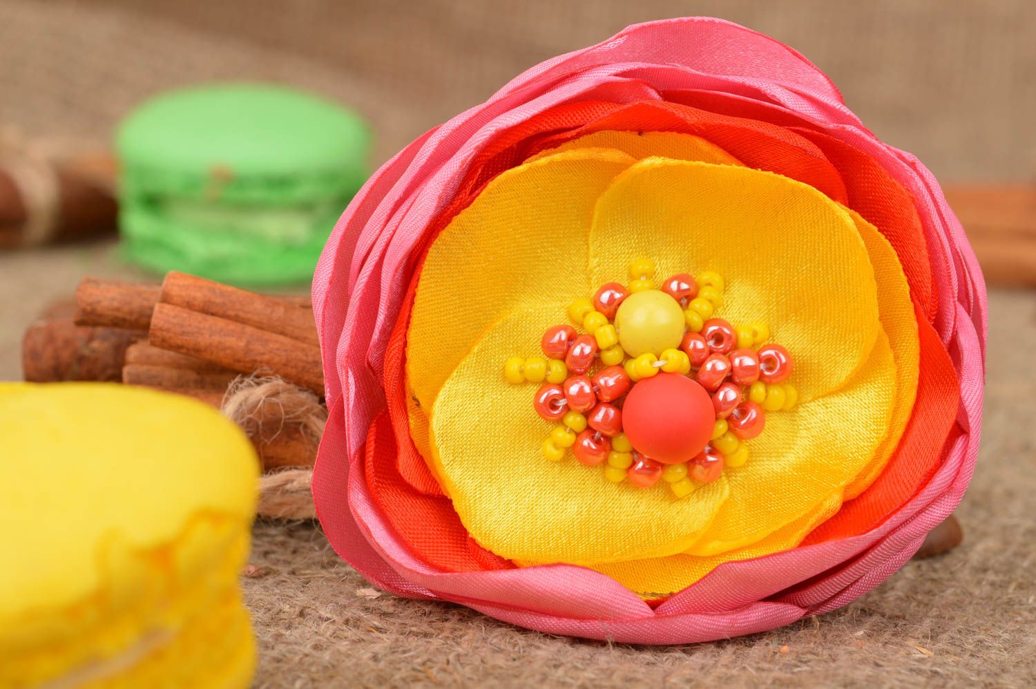 Яркая шифоновая заколка в виде цветка ручной работы красивая с бисером фото 1