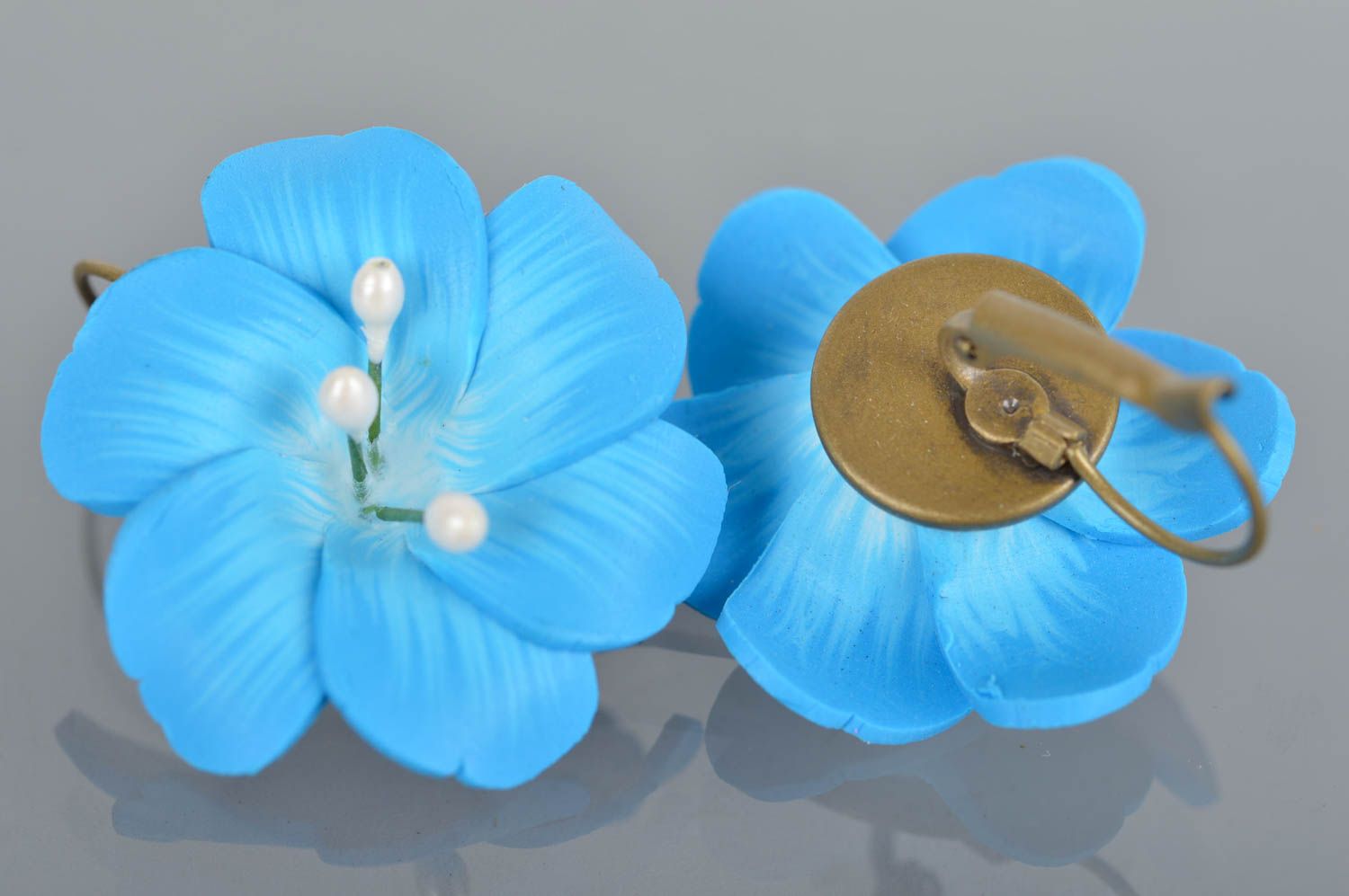Pendientes artesanales originales con flores de arcilla polimérica de color azul foto 5