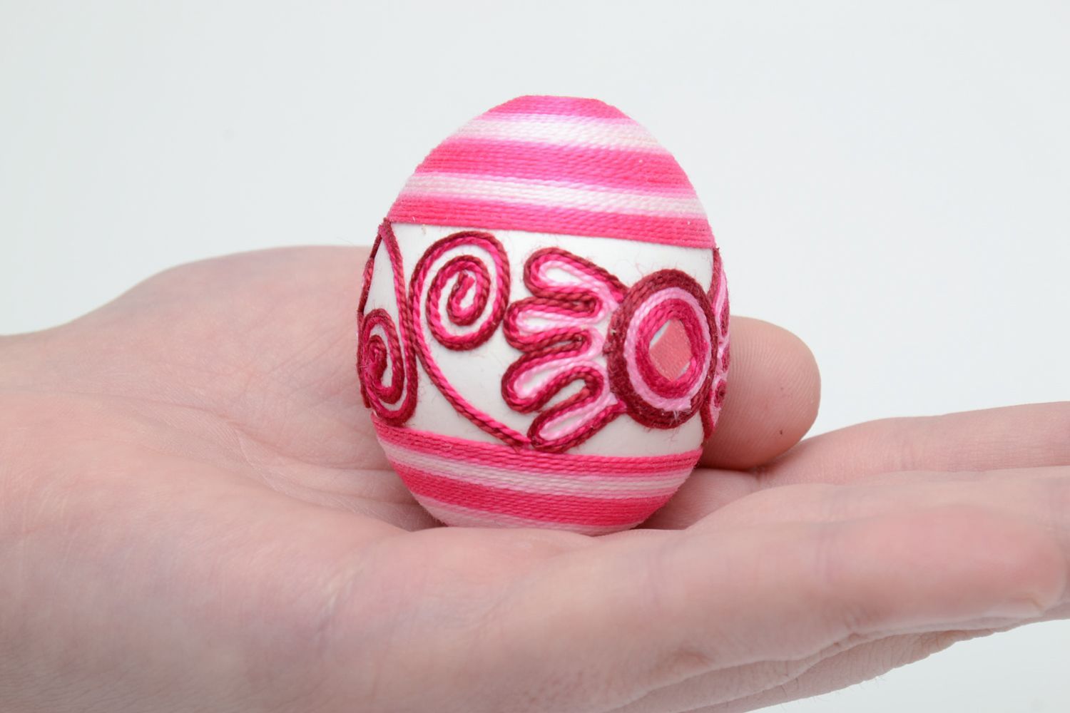 Пасхальное яйцо ручной работы обклеенное шелковыми нитками фото 5