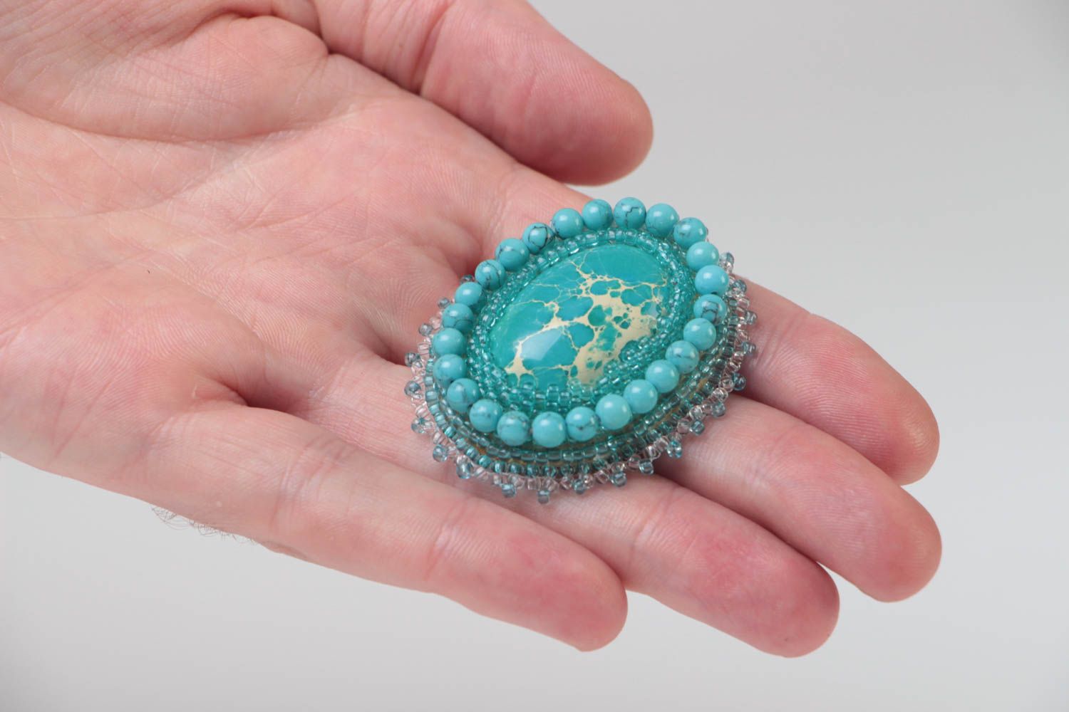 Small oval handmade beaded brooch with turquoise and varistsite natural stones photo 5