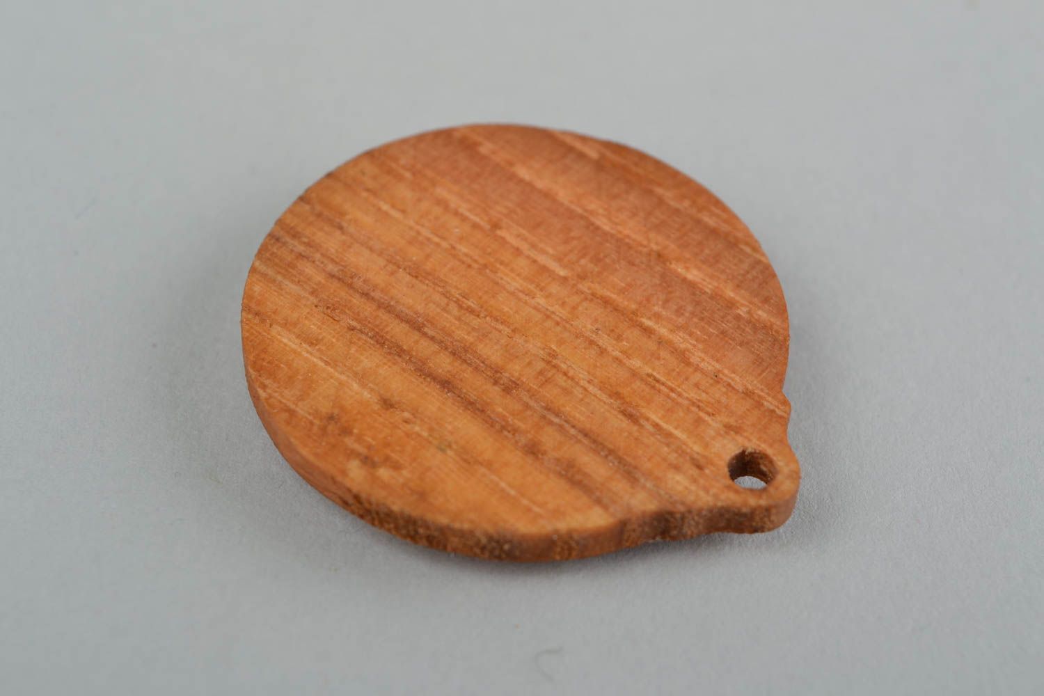 Оберег на шею из дерева дуба ручной работы круглый расписной с символом Белобог фото 5