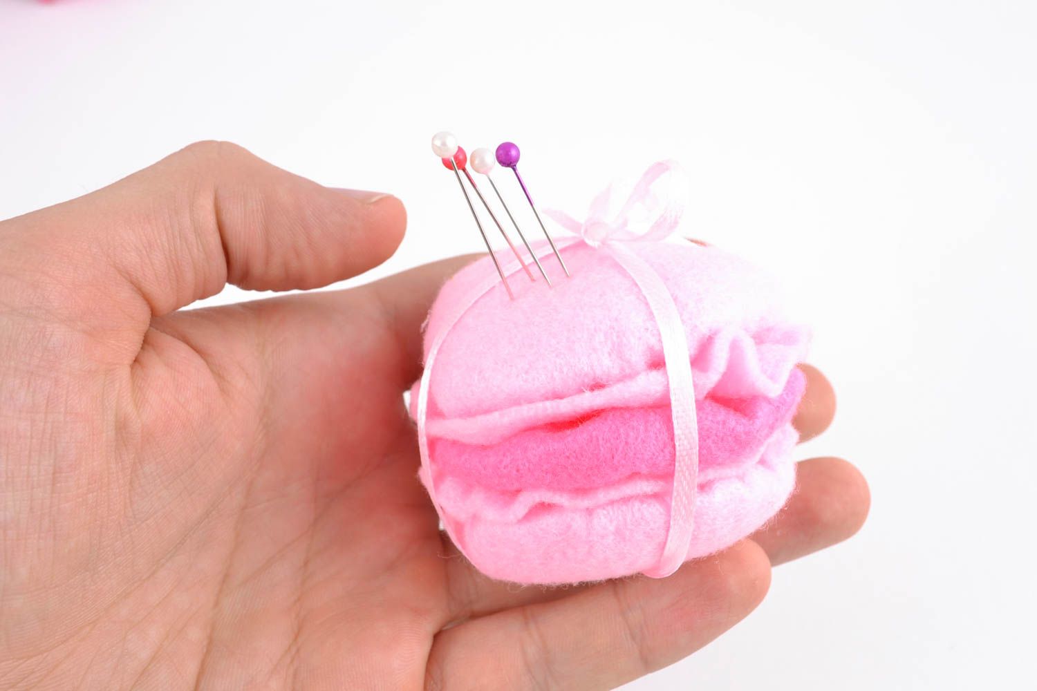 Joli pique-aiguille en feutrine Macaron rose fait main décoration de créateur photo 2