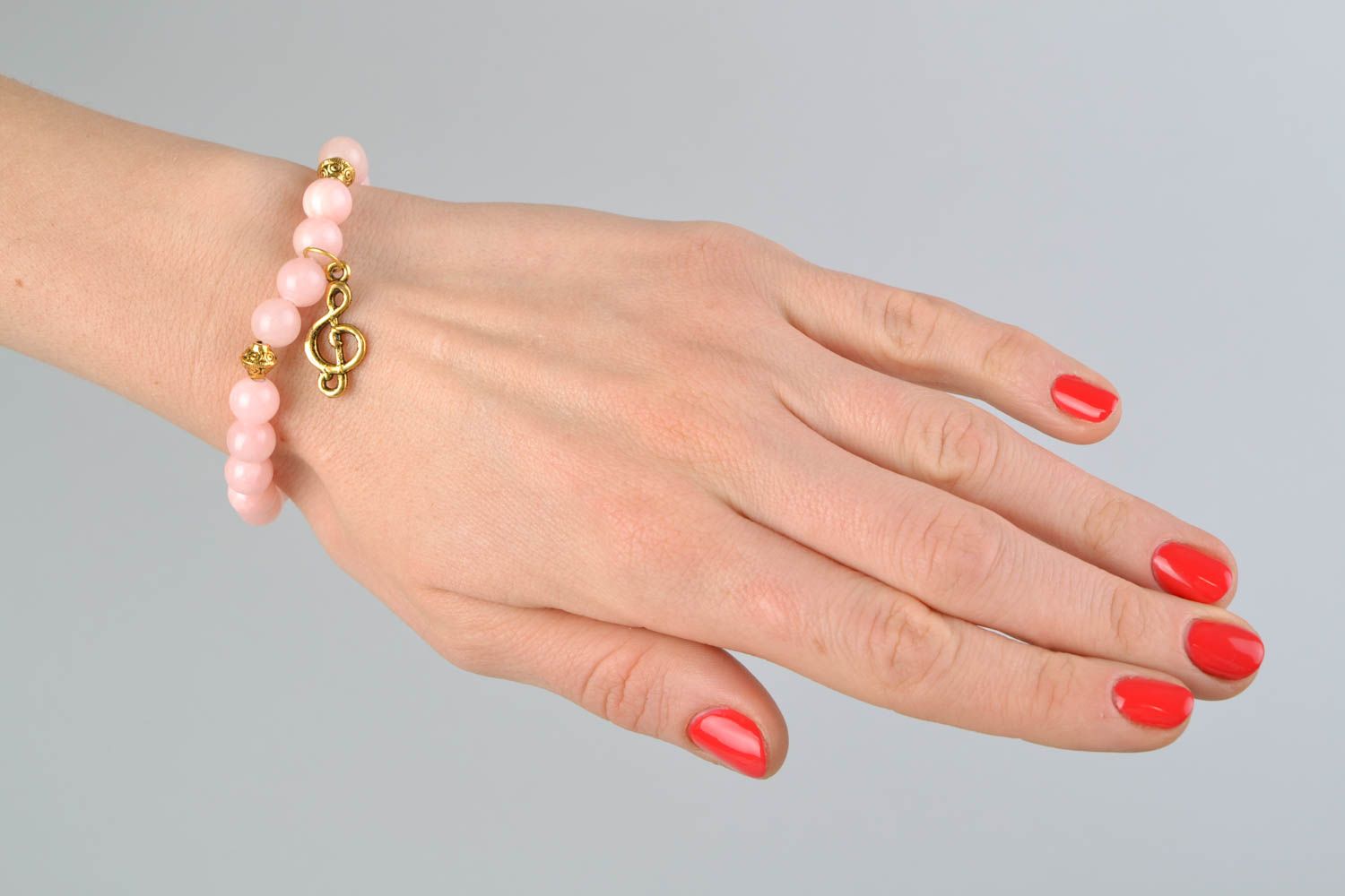 Bracelet en jade rose et métal fait main original pour femme Clef de sol photo 2