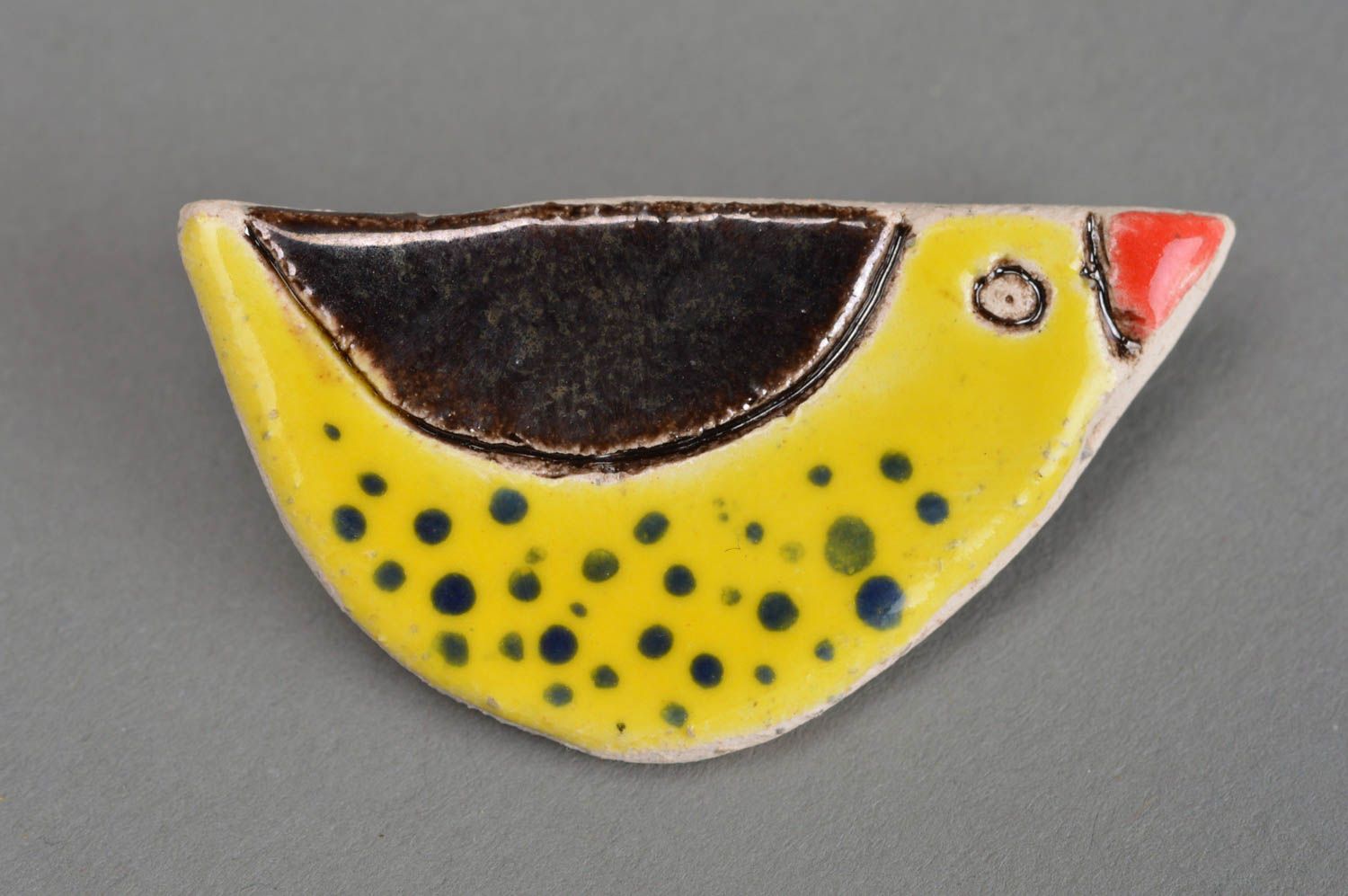 Handmade designer bright small ceramic brooch yellow and black bird photo 2