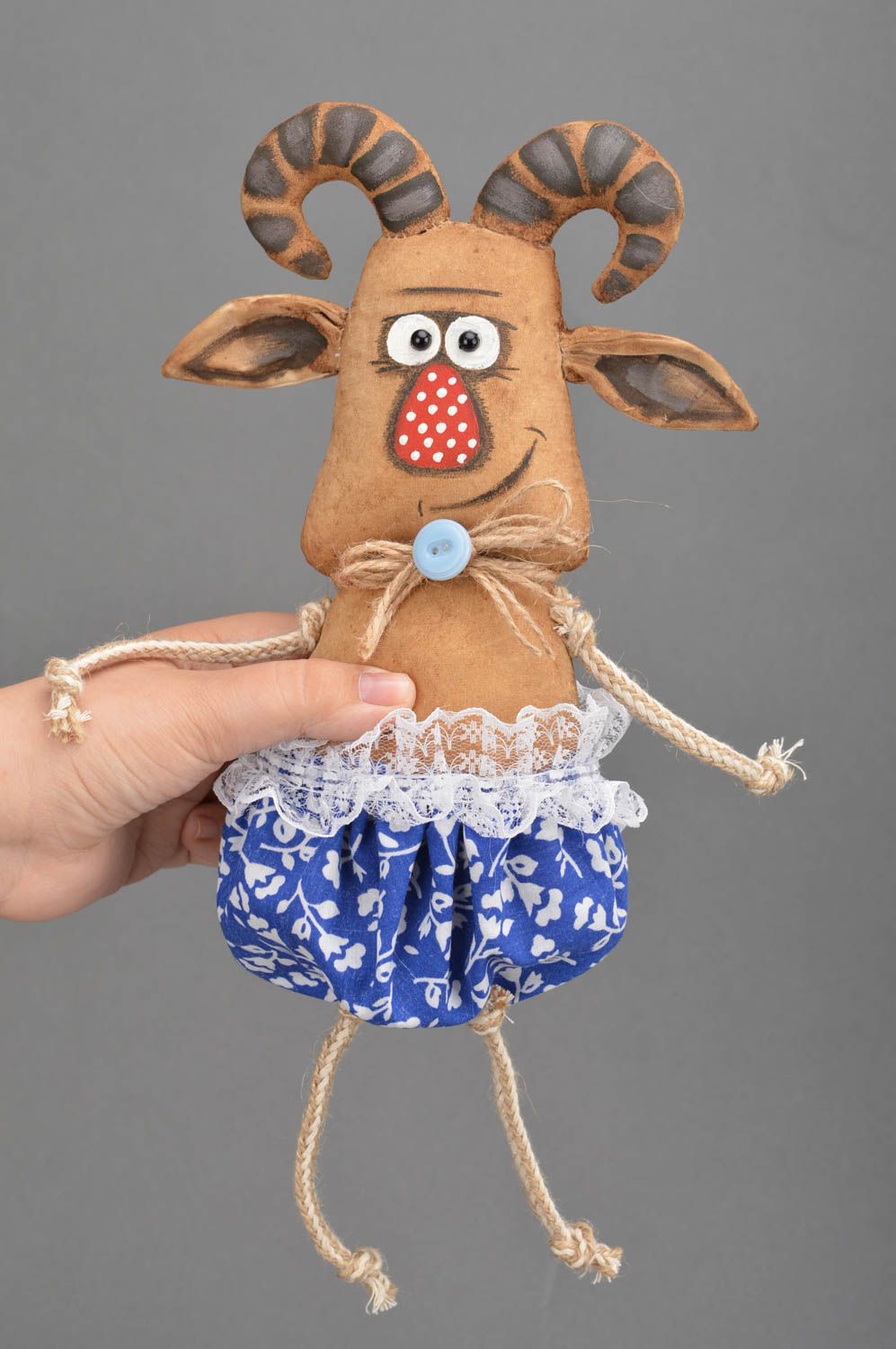 Интерьерная игрушка Козлик из хлопка коричневый красивый декор ручной работы фото 4