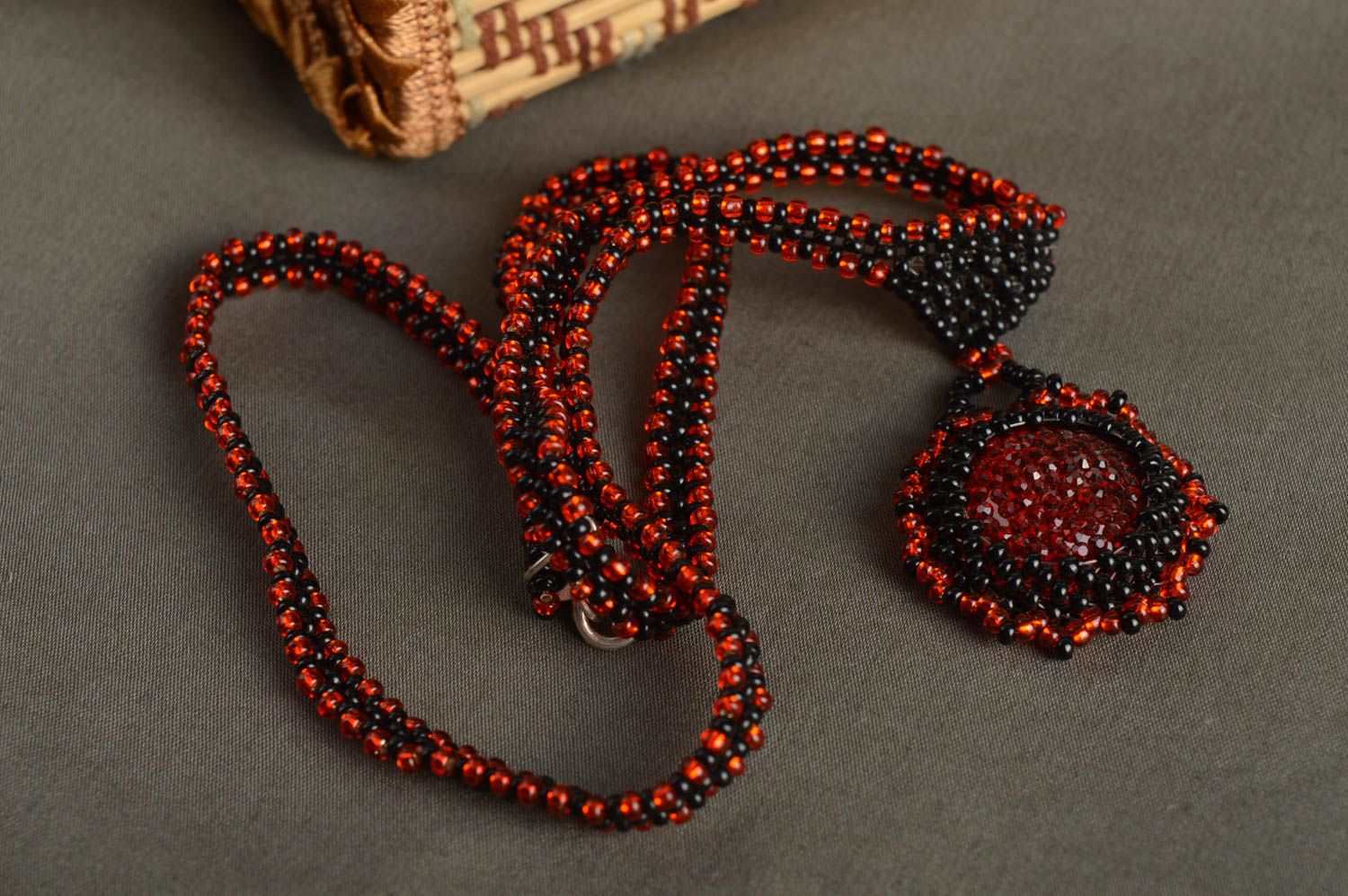 Кулон ручной работы украшение на шею модная бижутерия из бисера красно-черная фото 1