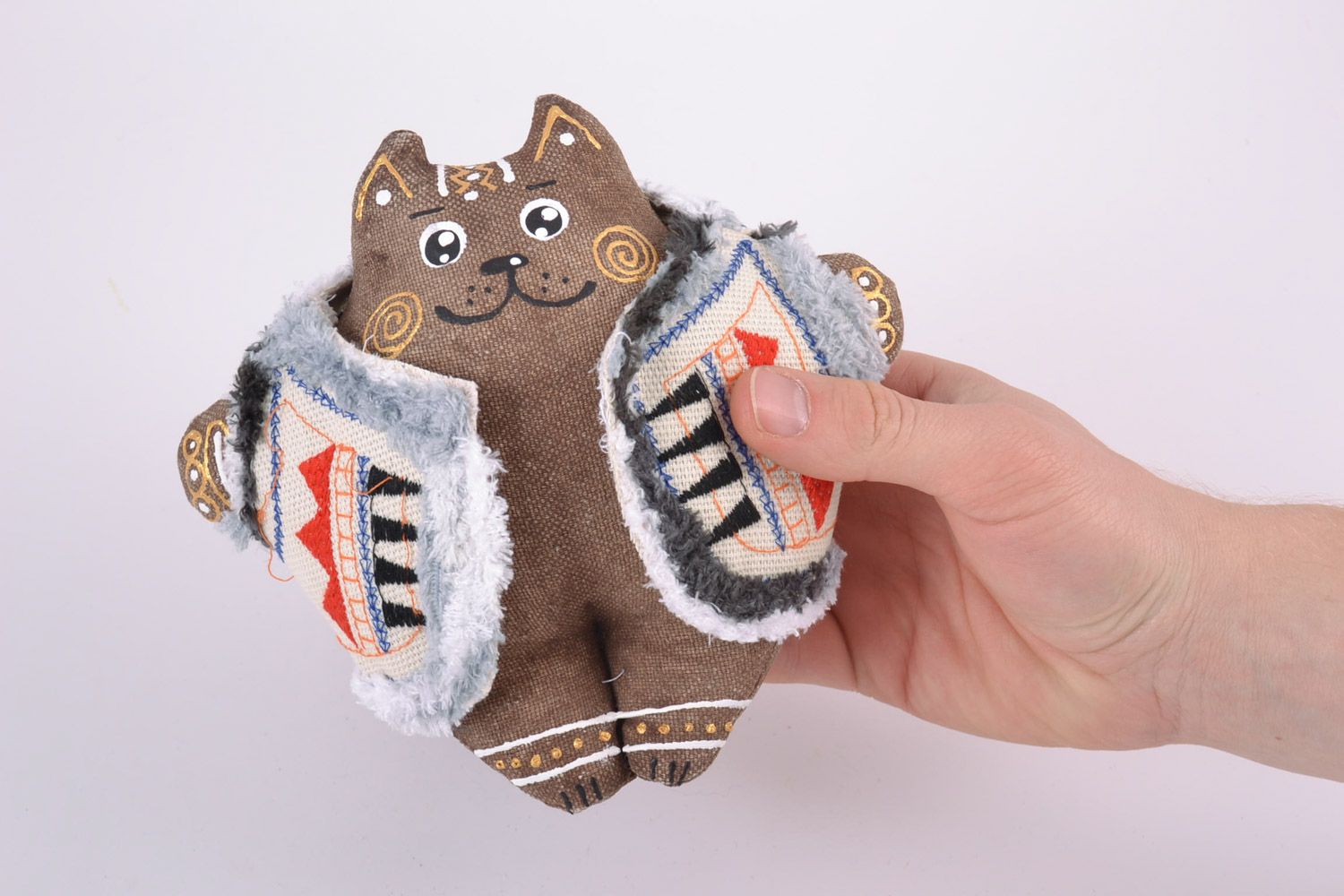 Petite peluche décorative en tissu peinte faite main chat en gilet originale photo 4