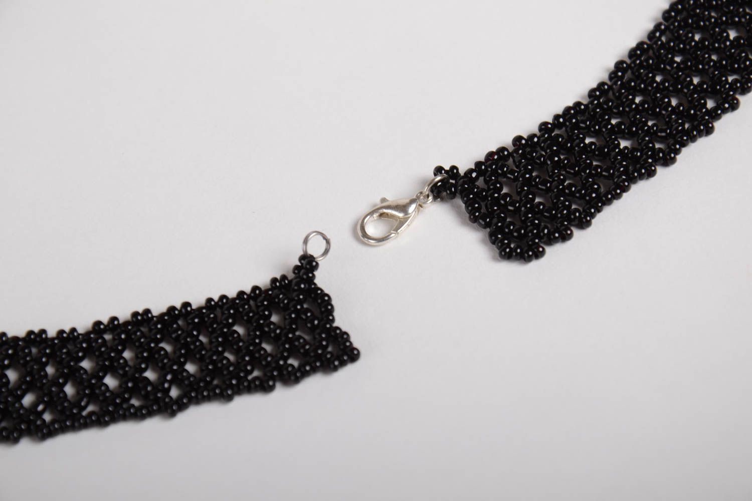 Breites Collier aus Glasperlen schwarz mit Mohnblume künstlerisch handgemacht foto 5
