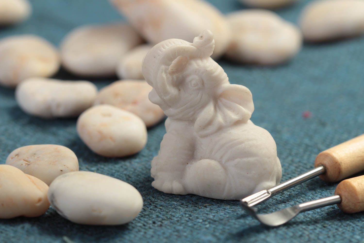 Миниатюрная статуэтка нэцкэ слон из полимерной смолы и мраморной пудрой хендмейд фото 1