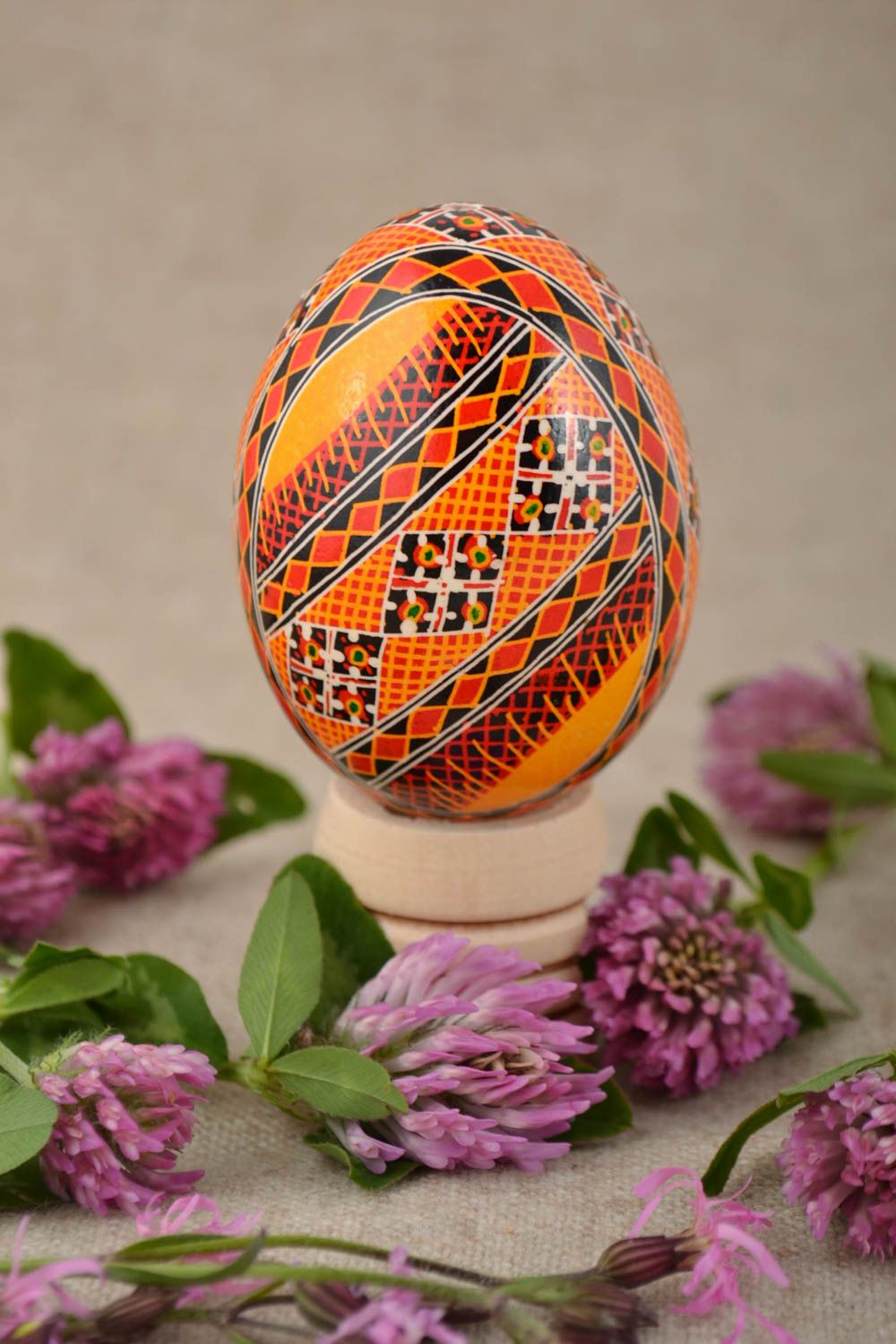 Huevo de Pascua pintado con arcílicos artesanal bonito en tonos anaranjados foto 1