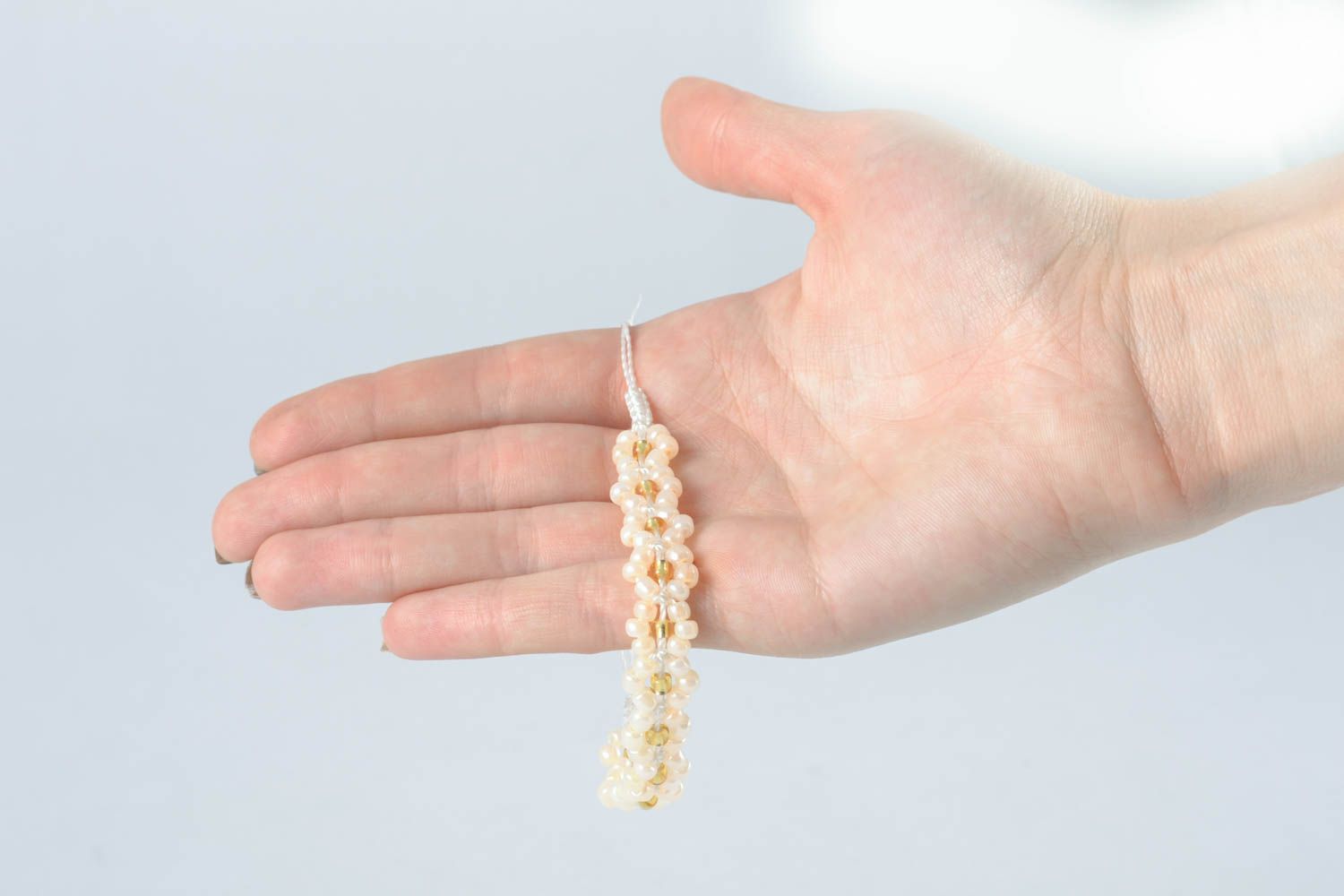 Bracelet en perles fantaisie et lacet technique de macramé photo 5