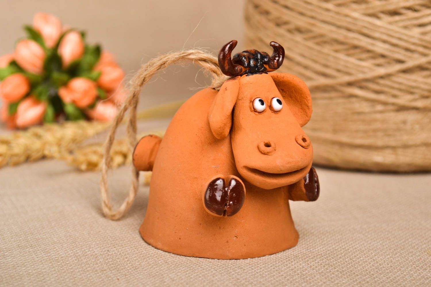 Campanello decorativo fatto a mano vacca in ceramica souvenir di terracotta foto 1