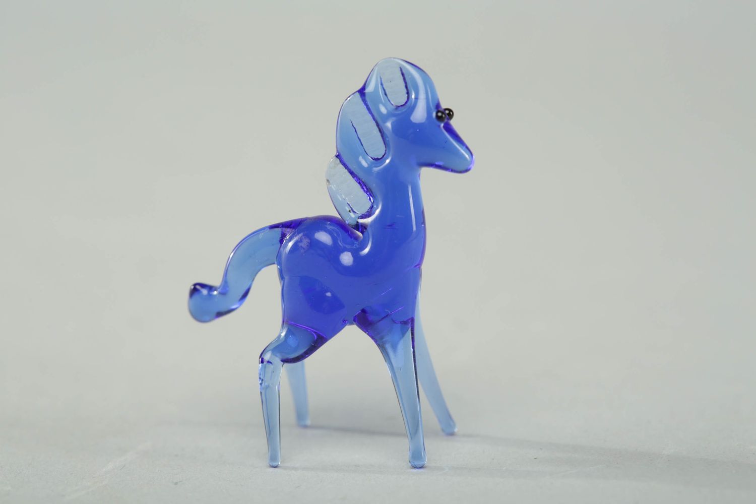 Маленькая фигурка из стекла ручной работы в технике лэмпворк Синий конь фото 1